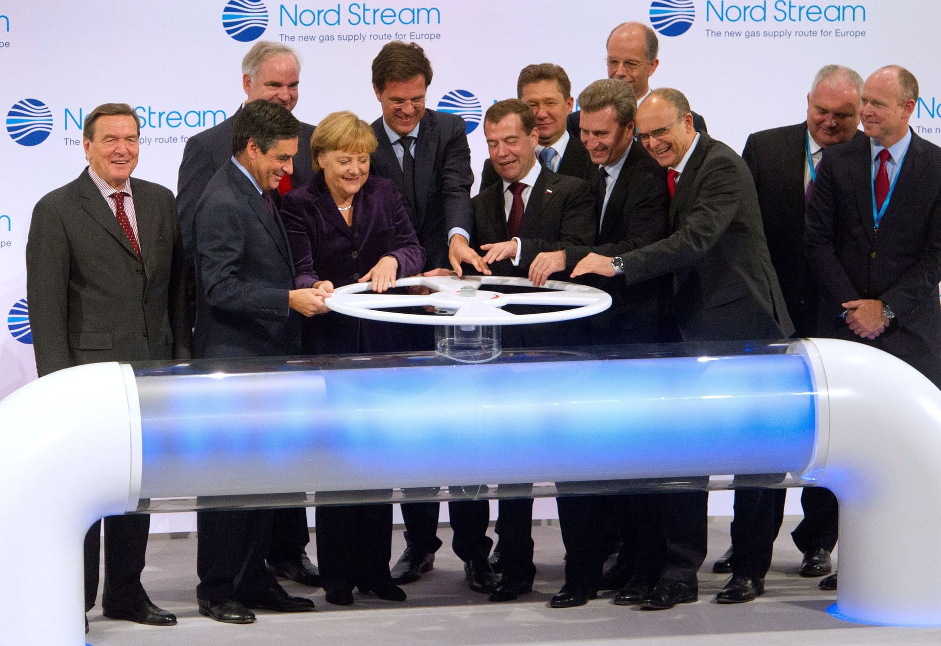 Gruppenbild mit Dame: Die damalige Kanzlerin Angela Merkel (CDU), unter anderen mit Mecklenburg-Vorpommerns Landesvater Erwin Sellering (SPD), dem damaligen russischen Präsidenten Dimitri Medwedew und Gazprom-Chef Alexei Miller. Ganz im Hintergrund: Matthias Warnig.