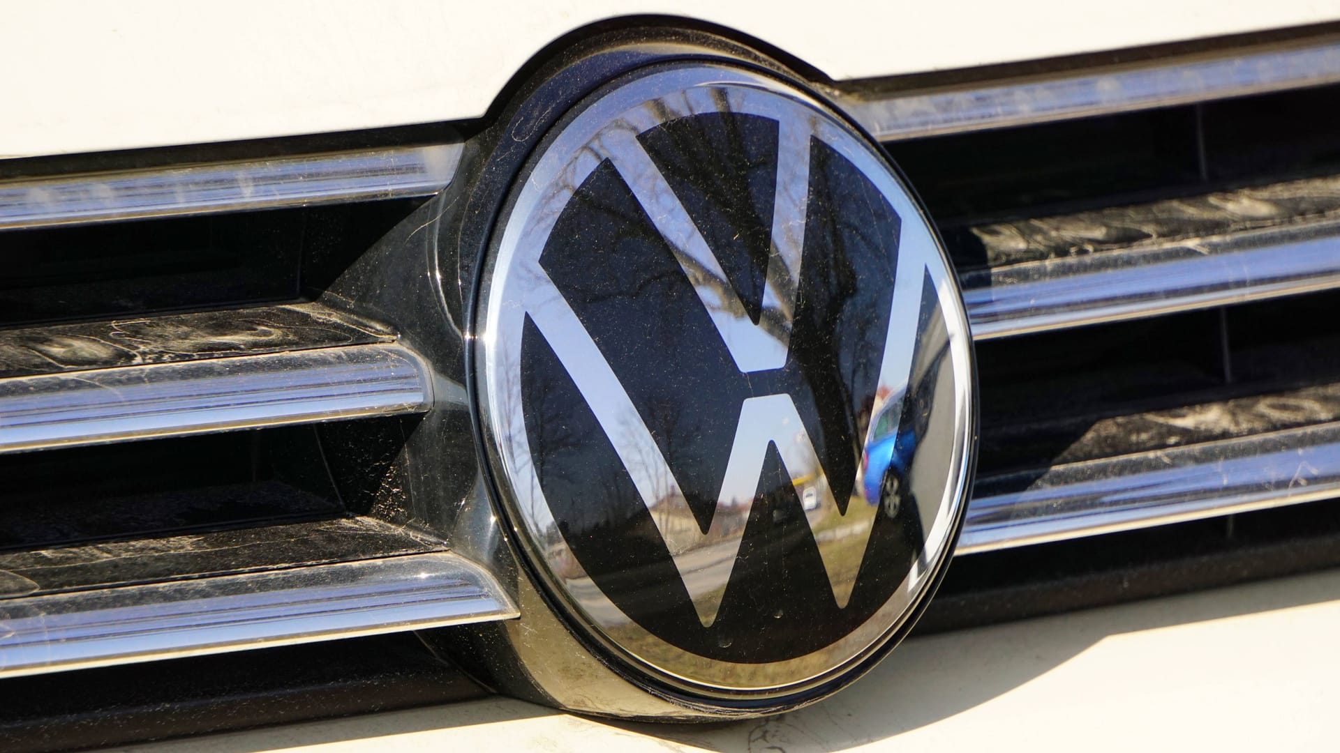 Das VW-Logo (Symbolfoto): Volkswagen hat einen Rückruf herausgegeben.