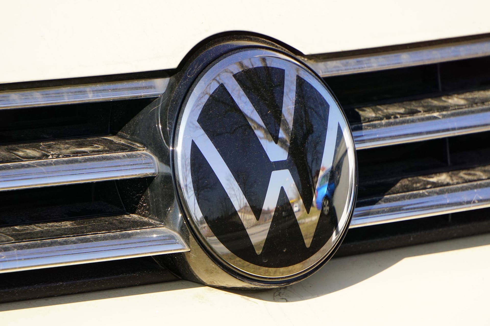 Das VW-Logo (Symbolfoto): Volkswagen hat einen Rückruf herausgegeben.