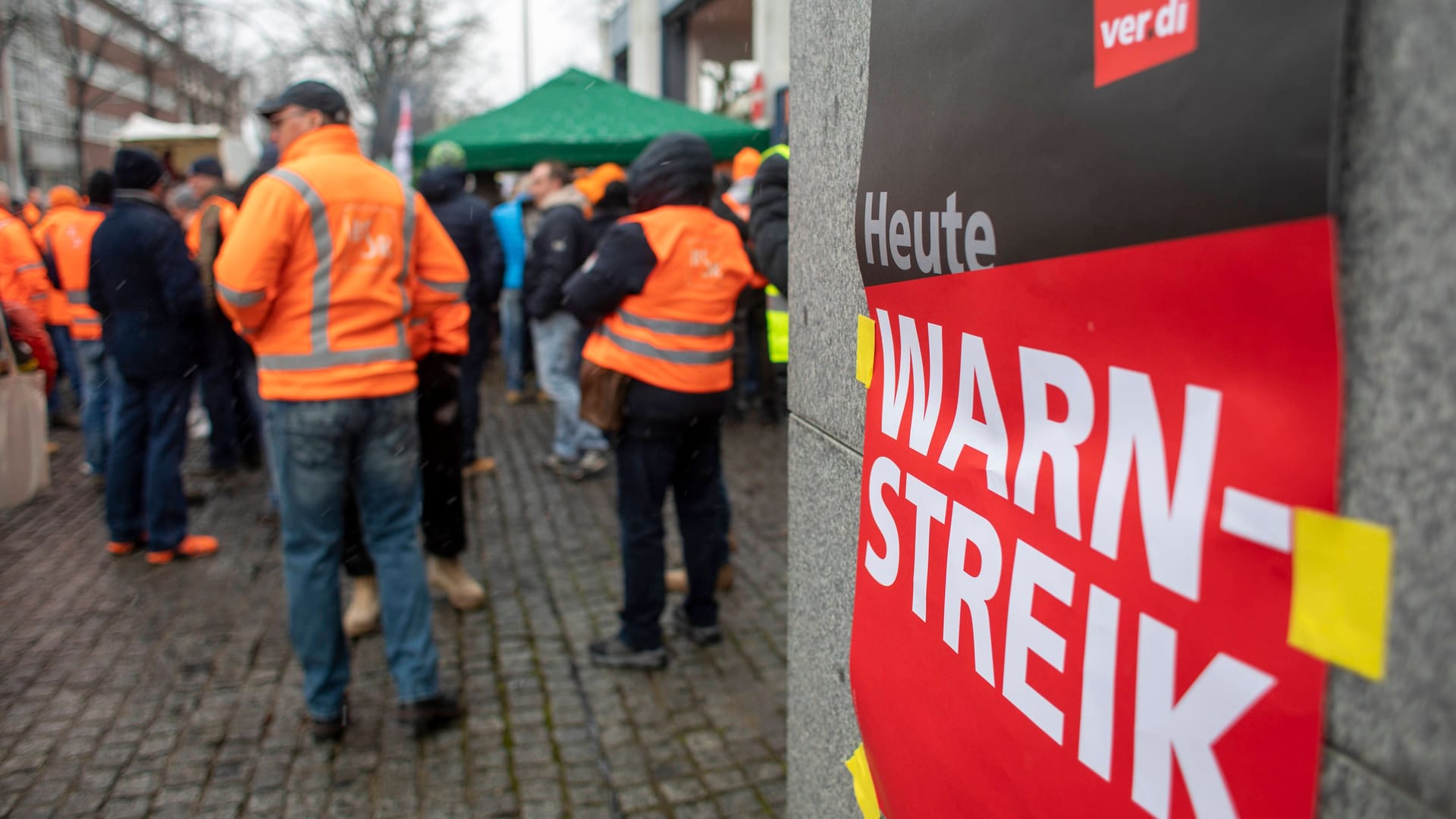 Die Beschäftigten der Berliner Stadtreinigung sind in der kommenden Woche zu einem Streik aufgerufen. (Archivbild)