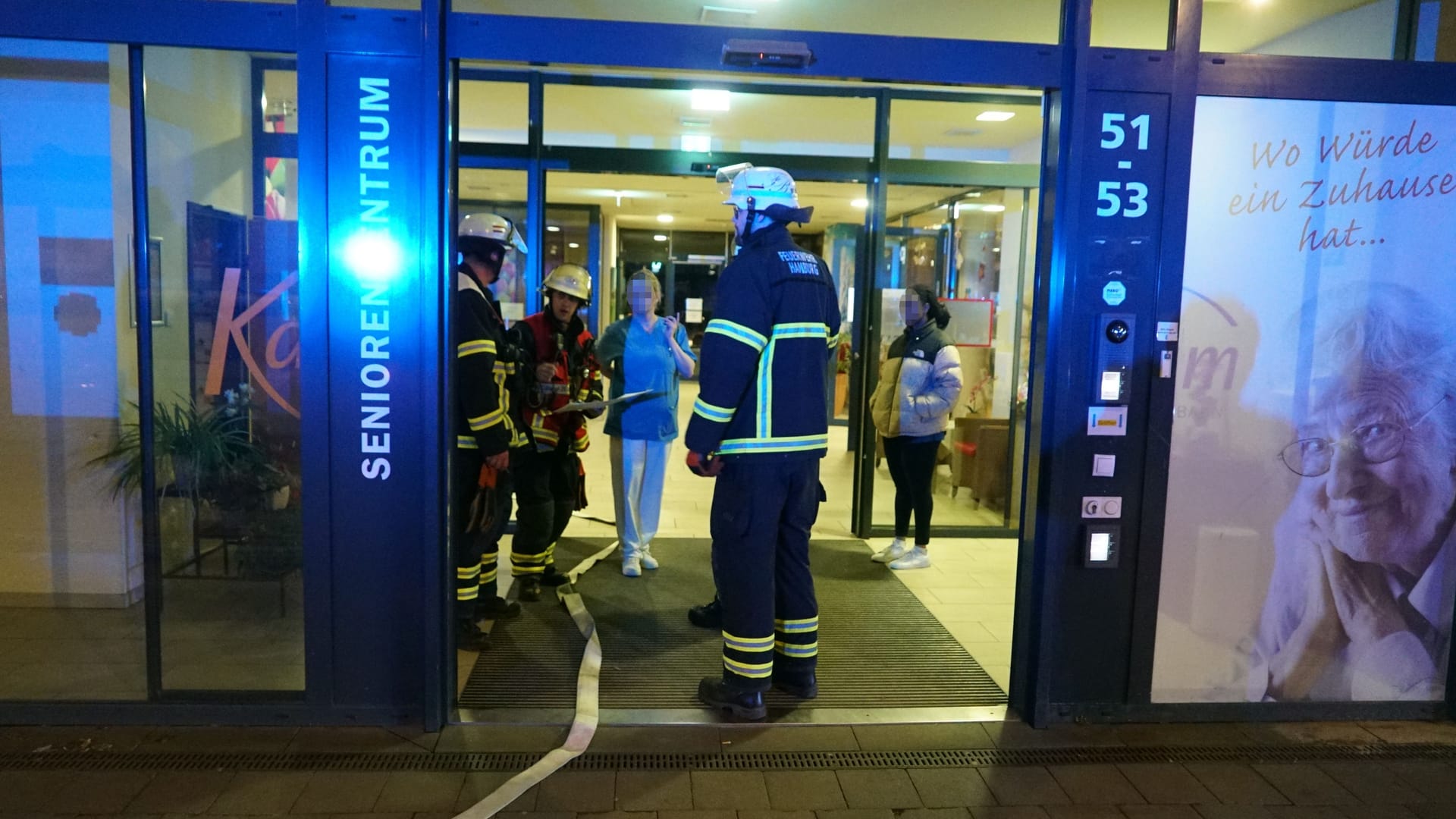 Einsatzkräfte der Feuerwehr am Altenheim in Hamburg-Horn: Das Feuer war schnell unter Kontrolle.