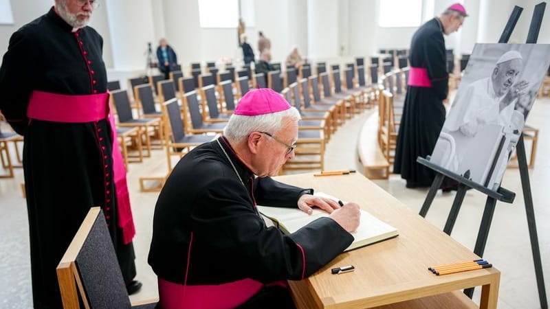 In der Sankt Hedwigs-Kathedrale wir an den gestorbenen Papst Franziskus erinnert. In der Sankt Hedwigs-Kathedrale wir an den gestorbenen Papst Franziskus erinnert.