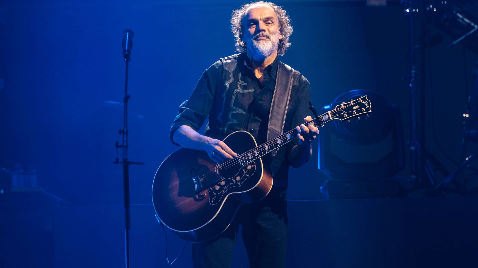 Timsen auf der Bühne (Archivbild): Der Santiano-Musiker hat im April 2025 ein Solo-Album veröffentlicht und geht damit auf Tour.