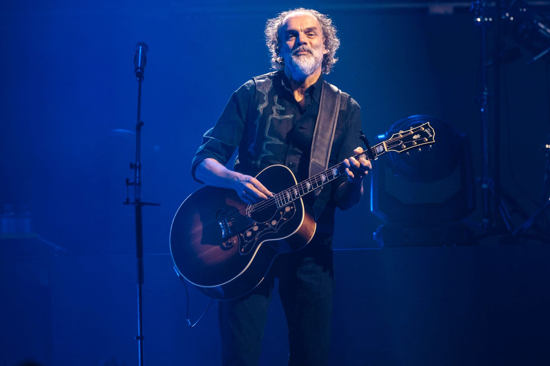 Timsen auf der Bühne (Archivbild): Der Santiano-Musiker hat im April 2025 ein Solo-Album veröffentlicht und geht damit auf Tour.