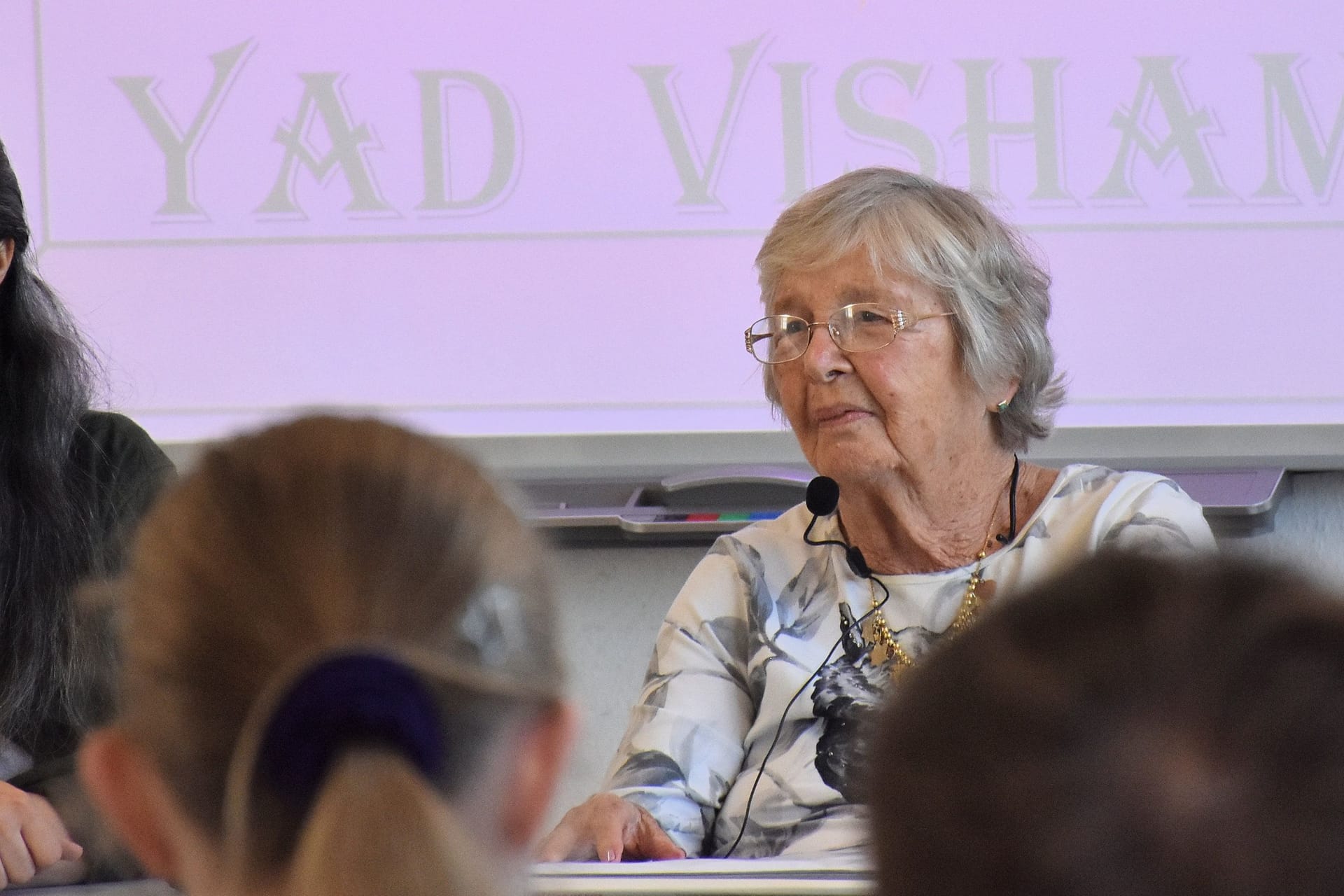 Helga Melmed bei einer Podiumsdiskussion.