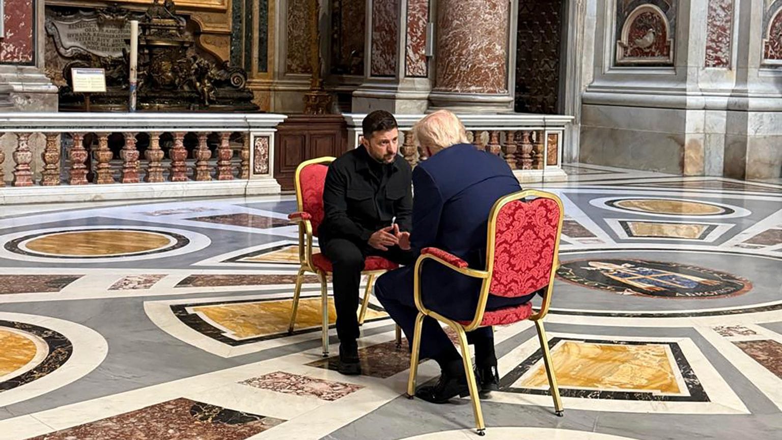 Präsident Wolodymyr Selenskyj (l) und US-Präsident Donald Trump bei ihrem Gespräch.
