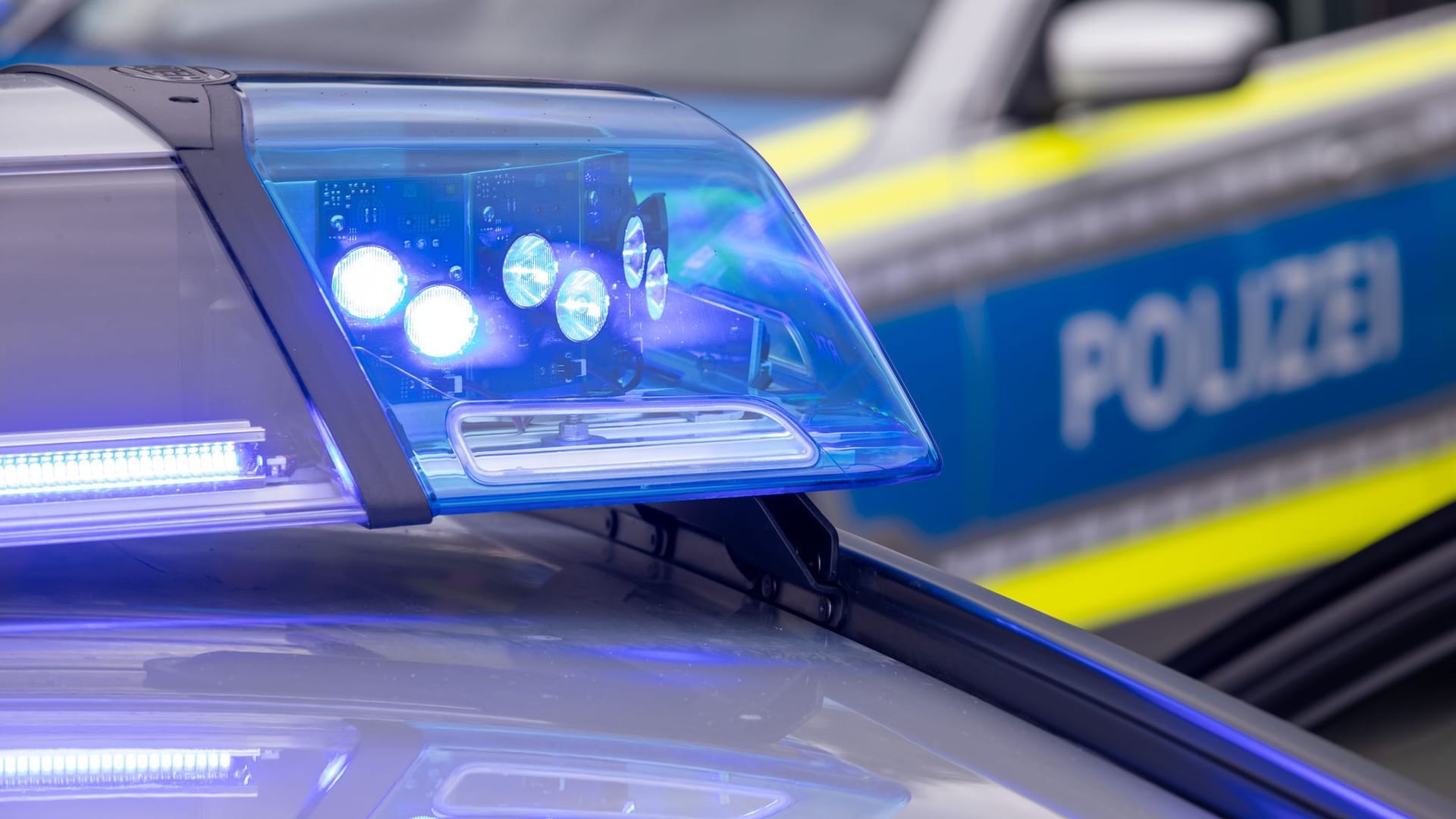 Ein Blaulicht auf dem Dach eines Polizeifahrzeugs (Symbolbild): Beamte fanden auf einem Friedhof einen schwer verletzten Mann. Ein Blaulicht auf dem Dach eines Polizeifahrzeugs (Symbolbild): Beamte fanden auf einem Friedhof einen schwer verletzten Mann.