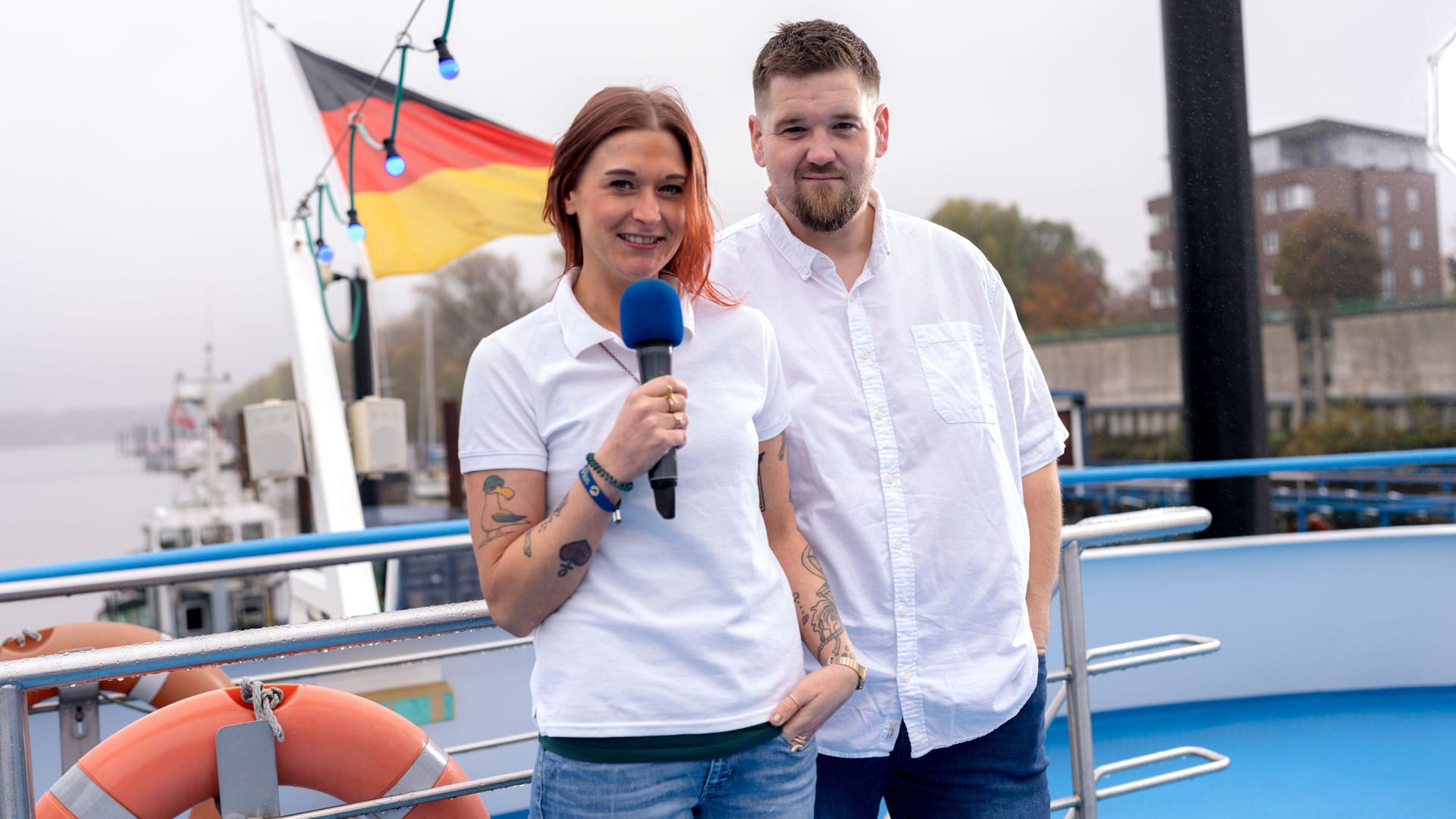 Macht an Bord auch schon mal die Ansagen: Hafenschiffer-Azubi Jacky (l) mit ihrem Ausbilder Svengerin Macht an Bord auch schon mal die Ansagen: Hafenschiffer-Azubi Jacky (l) mit ihrem Ausbilder Svengerin