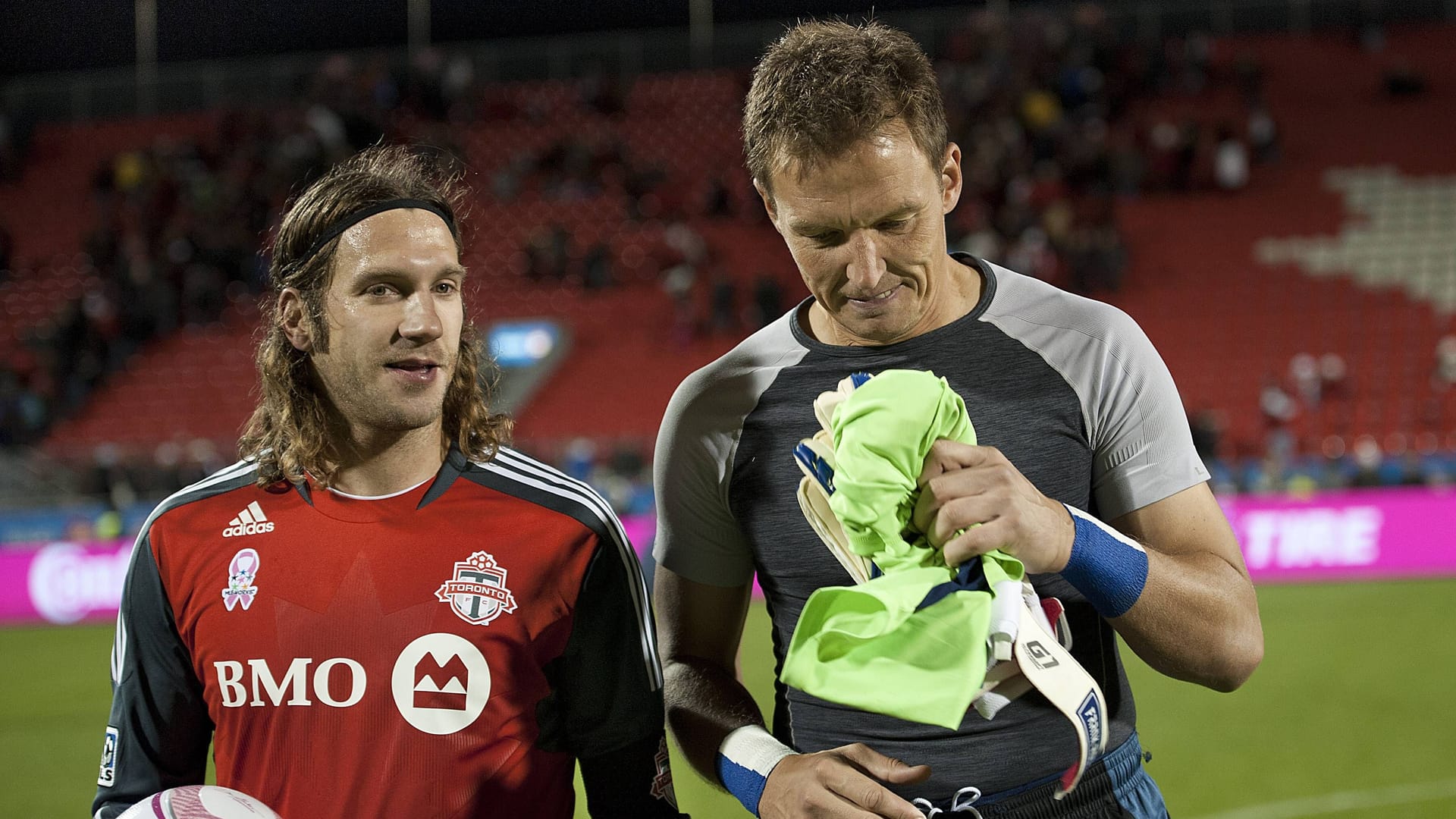 Torsten Frings (l.) im Jahr 2011 als Spieler des FC Toronto im Gespräch mit New Yorks Torwart Frank Rost, mit dem er einst bei Werder Bremen zusammenspielte.