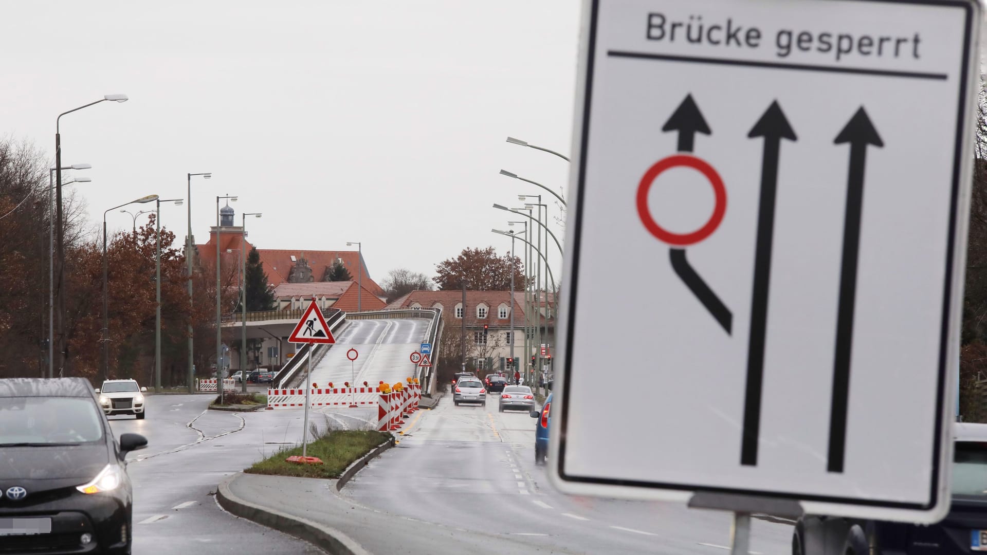 Brücke an der Wuhlheide gesperrt (Archivbild): Schon 2017 waren Mängel an dem Bauwerk aufgefallen. Brücke an der Wuhlheide gesperrt (Archivbild): Schon 2017 waren Mängel an dem Bauwerk aufgefallen.