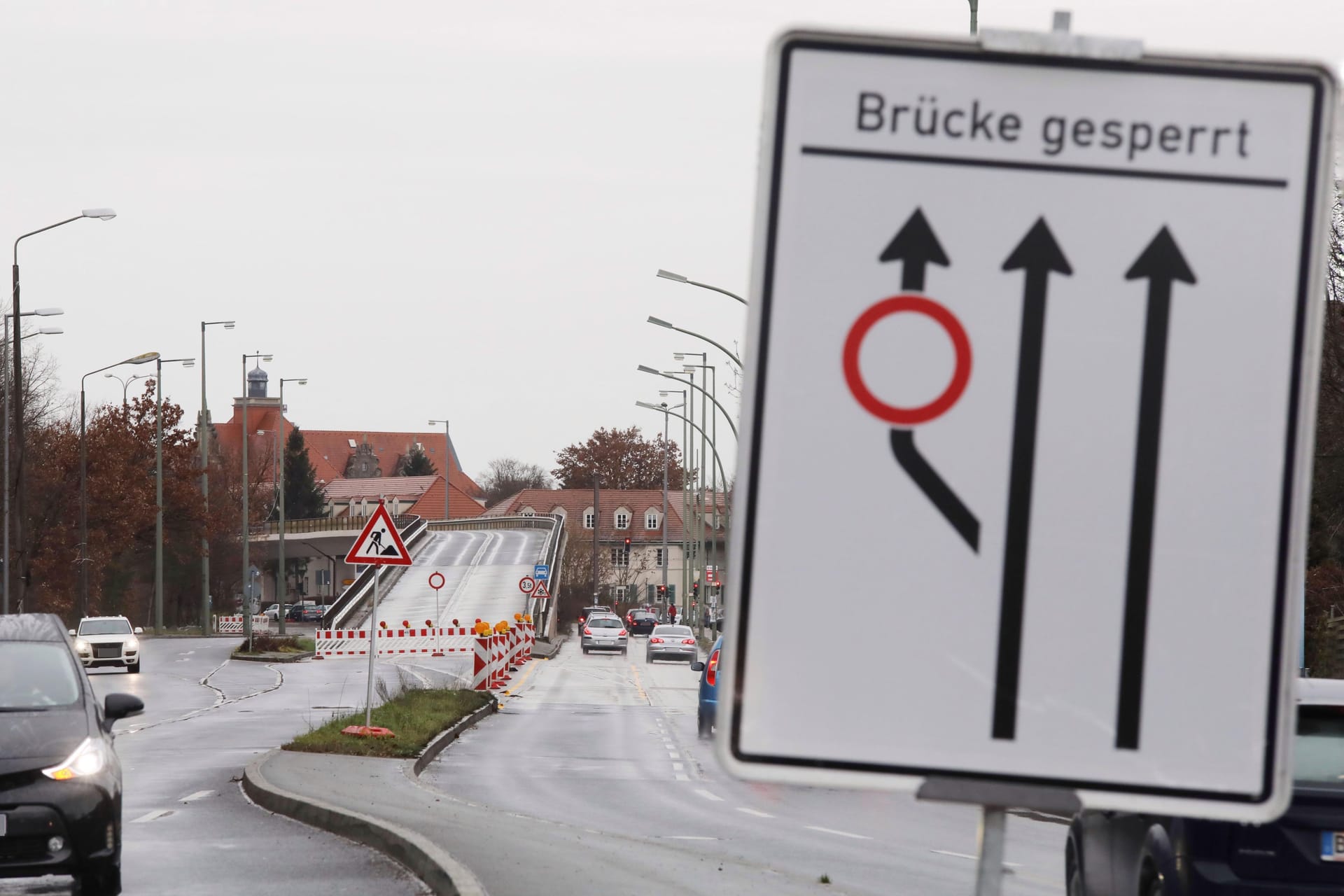 Brücke an der Wuhlheide gesperrt (Archivbild): Schon 2017 waren Mängel an dem Bauwerk aufgefallen.