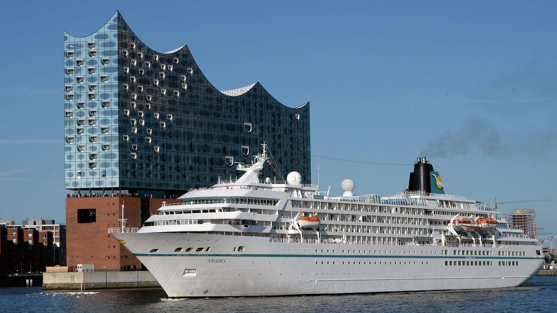 Das ZDF-"Traumschiff" vor der Elbphilharmonie: Die "MS Amadea" stattet Hamburg zum Hafengeburtstag einen Besuch ab. Das ZDF-"Traumschiff" vor der Elbphilharmonie: Die "MS Amadea" stattet Hamburg zum Hafengeburtstag einen Besuch ab.