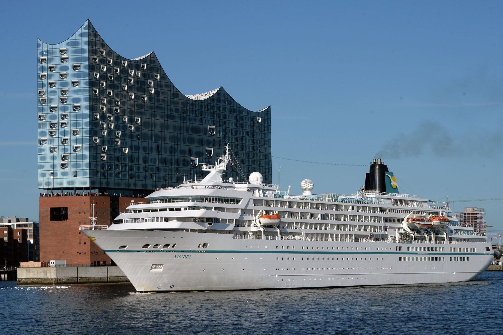Das ZDF-"Traumschiff" vor der Elbphilharmonie: Die "MS Amadea" stattet Hamburg zum Hafengeburtstag einen Besuch ab.