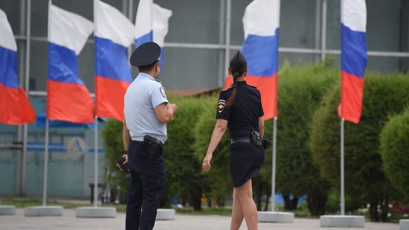 Sicherheitskräfte am Flughafen von Wolgograd (Russland) vor russischen Flaggen. Sicherheitskräfte am Flughafen von Wolgograd (Russland) vor russischen Flaggen.