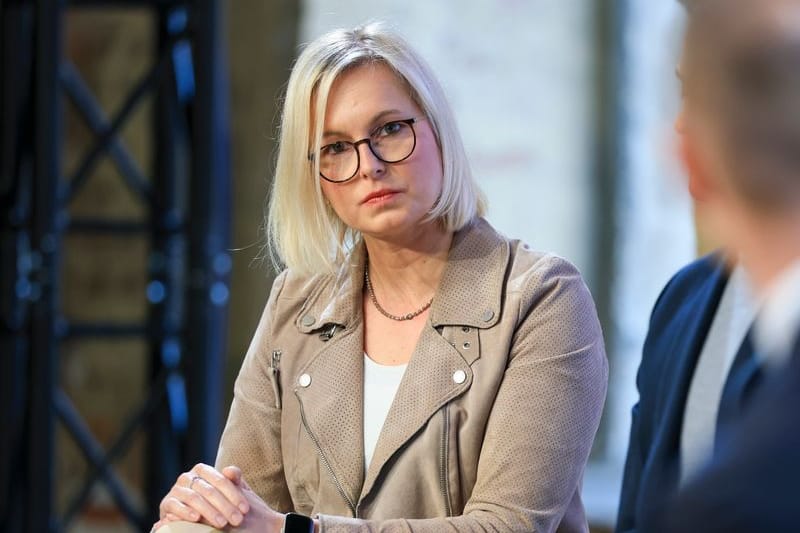 Christiane Schenderlein, Sprecherin für Kultur und Medien der CDU/CSU Bundestagsfraktion, sitzt auf dem Podium auf den Medientagen Mitteldeutschland 2025 in der Leipziger Baumwollspinnerei.