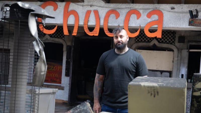 Sohel Abdoulkhanzadeh steht nun vor den Trümmern seiner Bar.
