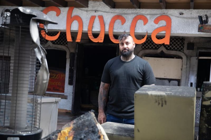 Sohel Abdoulkhanzadeh steht nun vor den Trümmern seiner Bar.