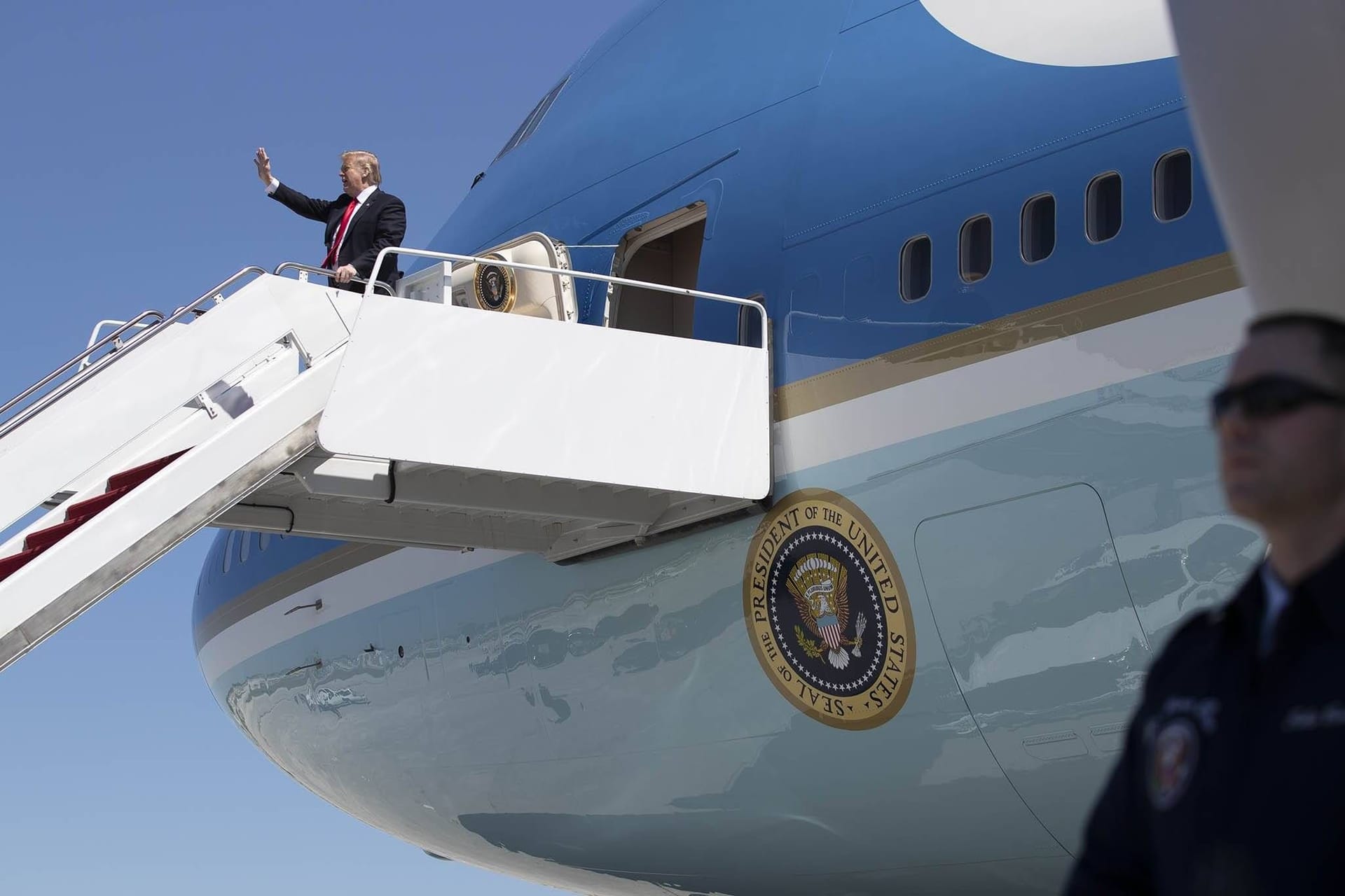 US-Präsident Donald Trump steigt aus der Air Force One aus: Die USA erwarten in diesem Jahr weniger Touristen. Es wird vom "Trump-Effekt" gesprochen.