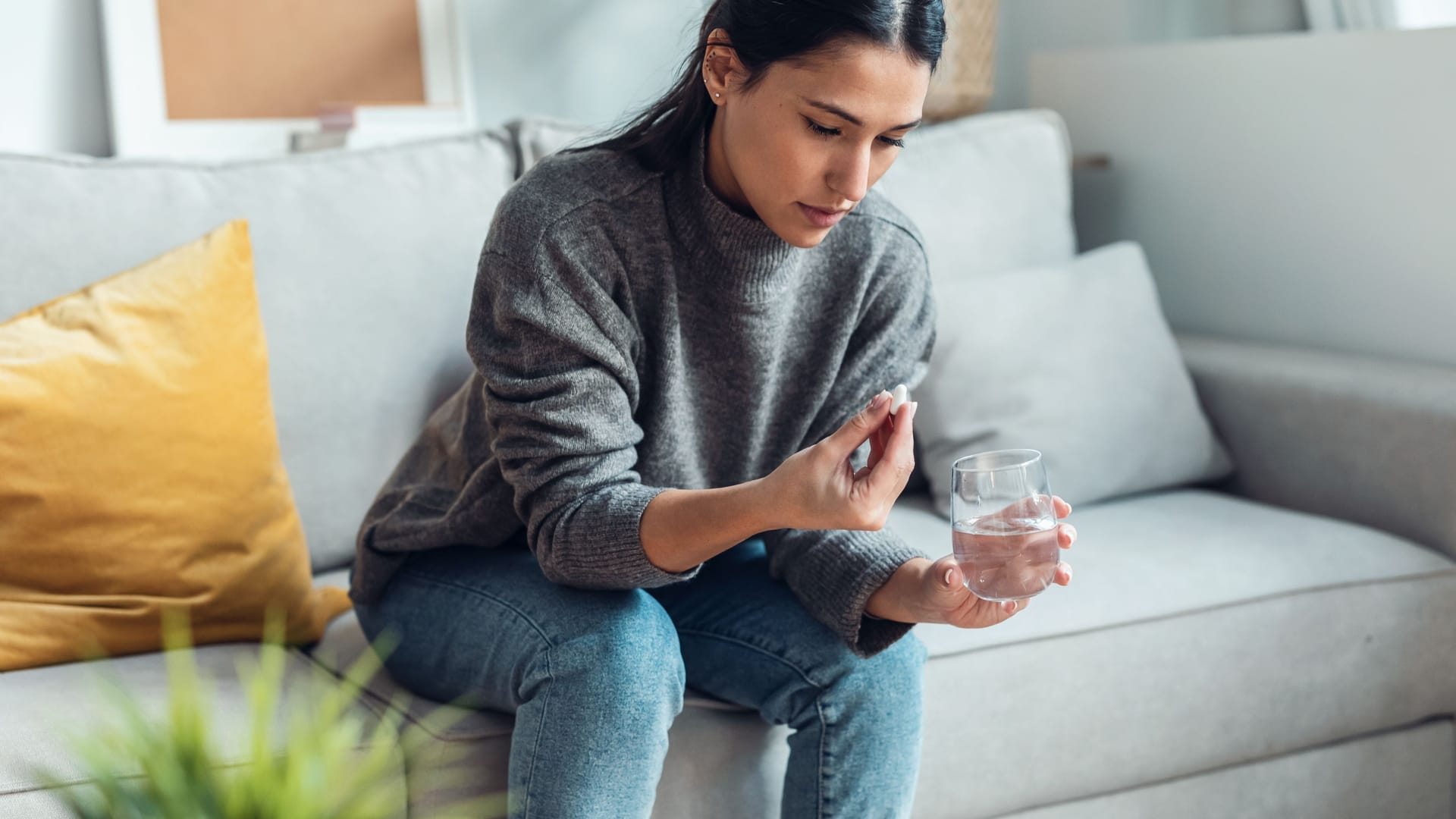 Frau nimmt Tabletten ein Frau nimmt Tabletten ein