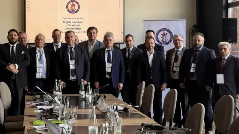 Gruppenfoto in Belgrad am 8. März: Aus ihrer Sicht schützt Russland mit dem Angriffskrieg die Minderheiten in der Ukraine. Manche von ihnen würden dem Beispiel gern folgen.