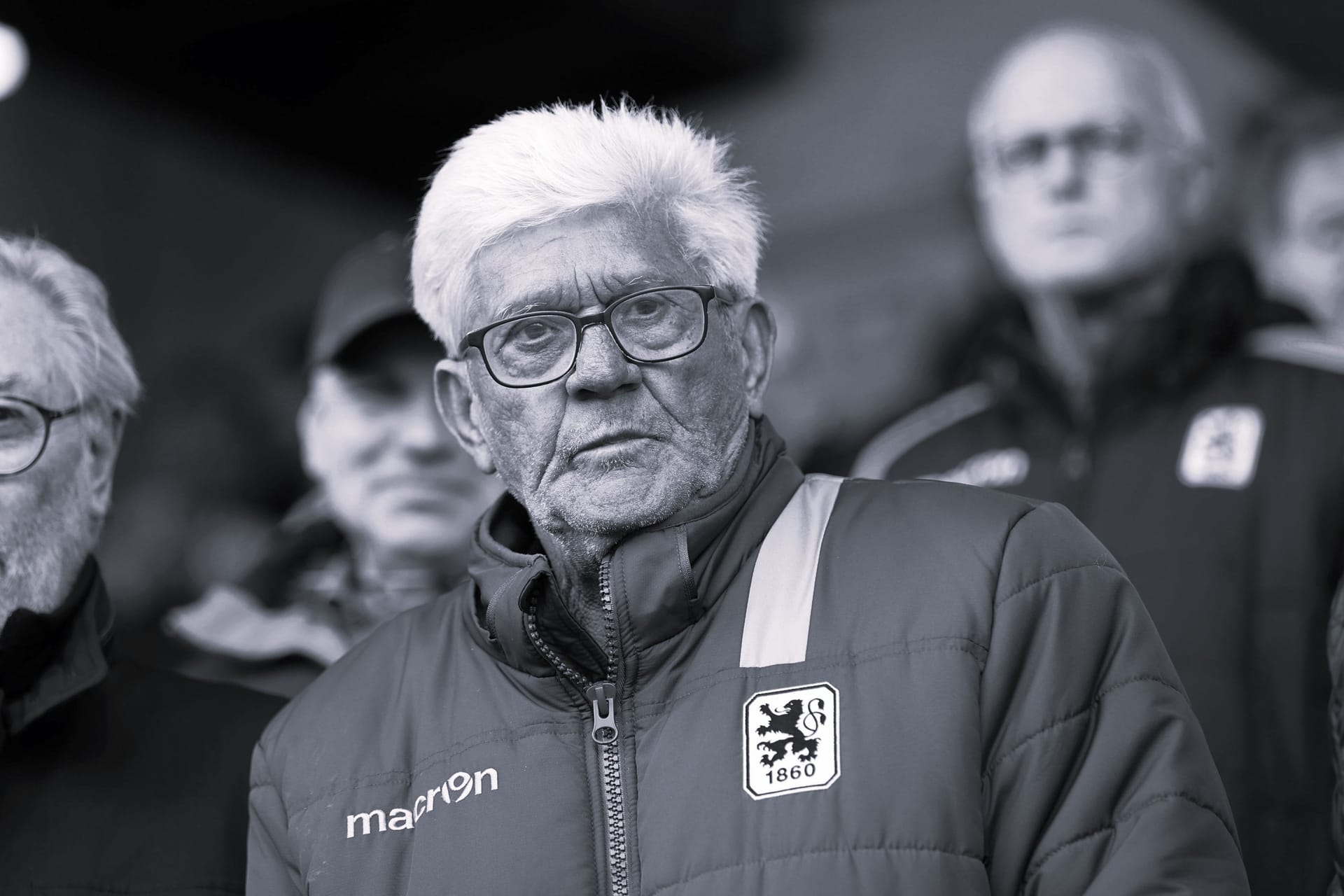 Werner Lorant bei einem Spiel von 1860 München auf der Tribüne des Grünwalder Stadions (Archivbild): Der Trainer prägte die erfolgreichen 1990er-Jahre des TSV.