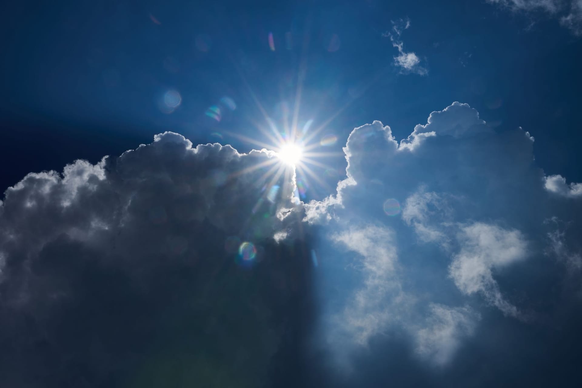 ARCHIV - 11.07.2024, Berlin: Die Sonne scheint am Rand von dunklen Wolken. (zu dpa: «Bis zu 28 Grad in Berlin und Brandenburg erwartet») Foto: Annette Riedl/dp