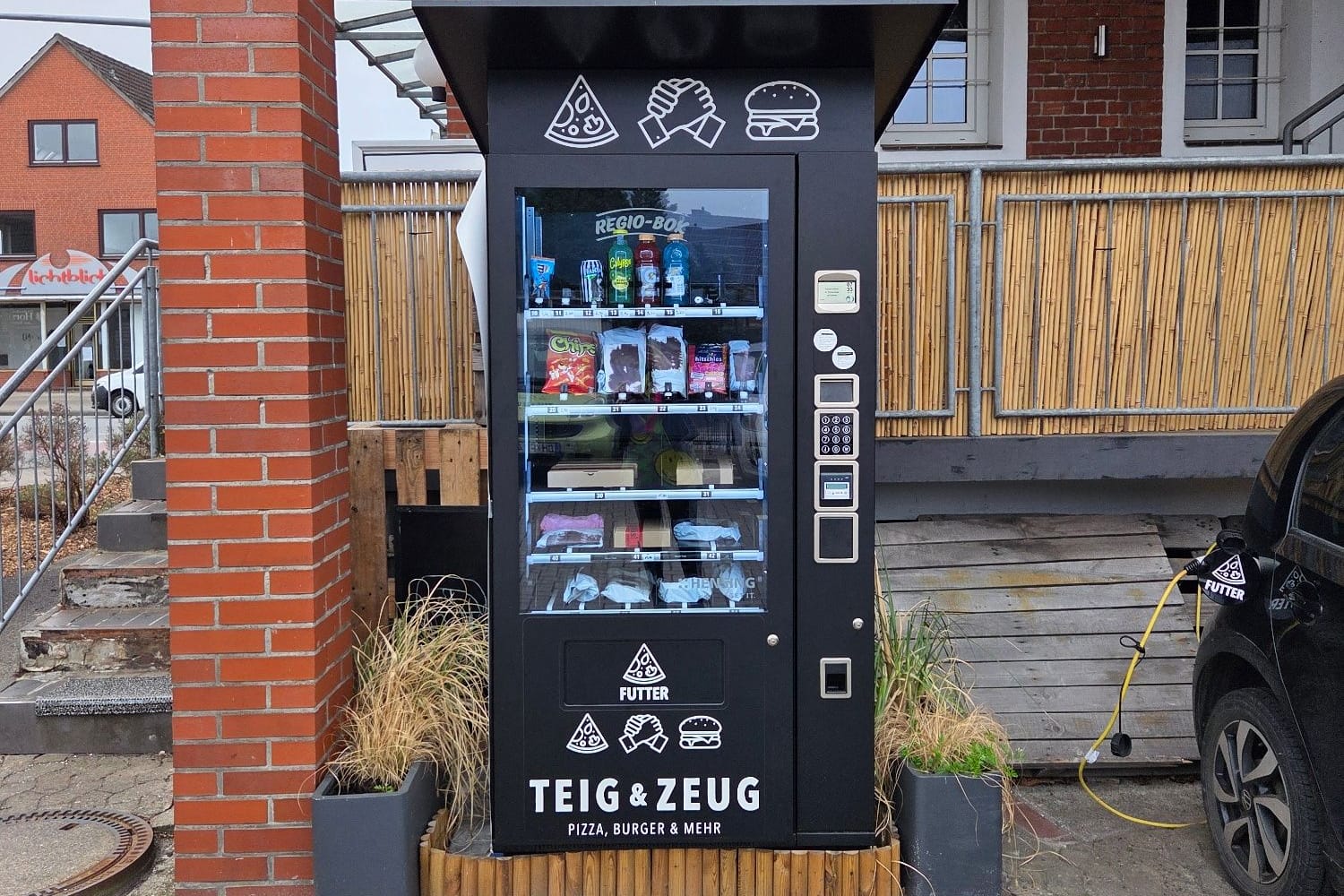 In dem Automaten gibt es Pizza – und Überraschungspakete.