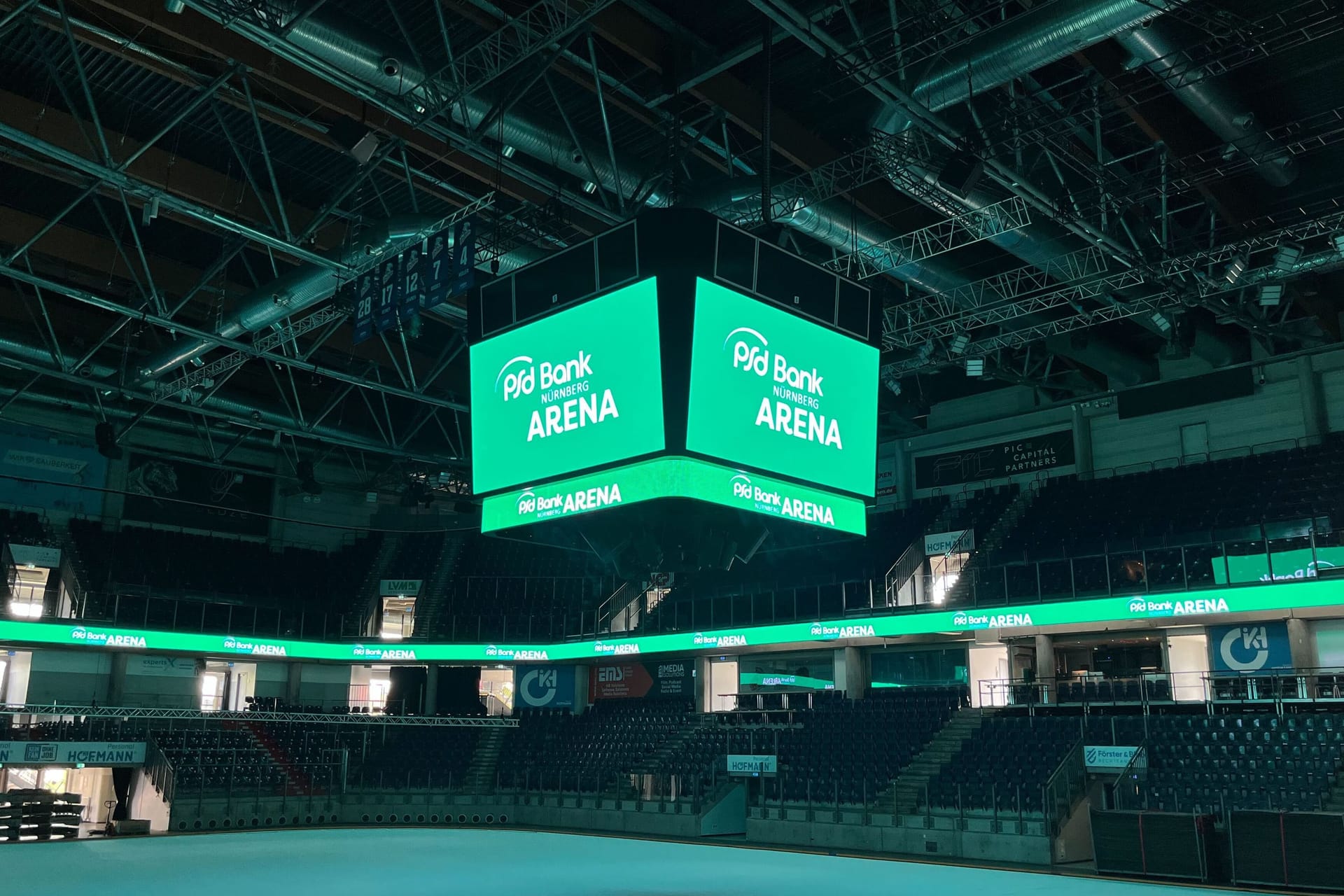 Der Innenraum der Arena: So wird künftig das Logo des neuen Namenssponsors aussehen. Der Innenraum der Arena: So wird künftig das Logo des neuen Namenssponsors aussehen.