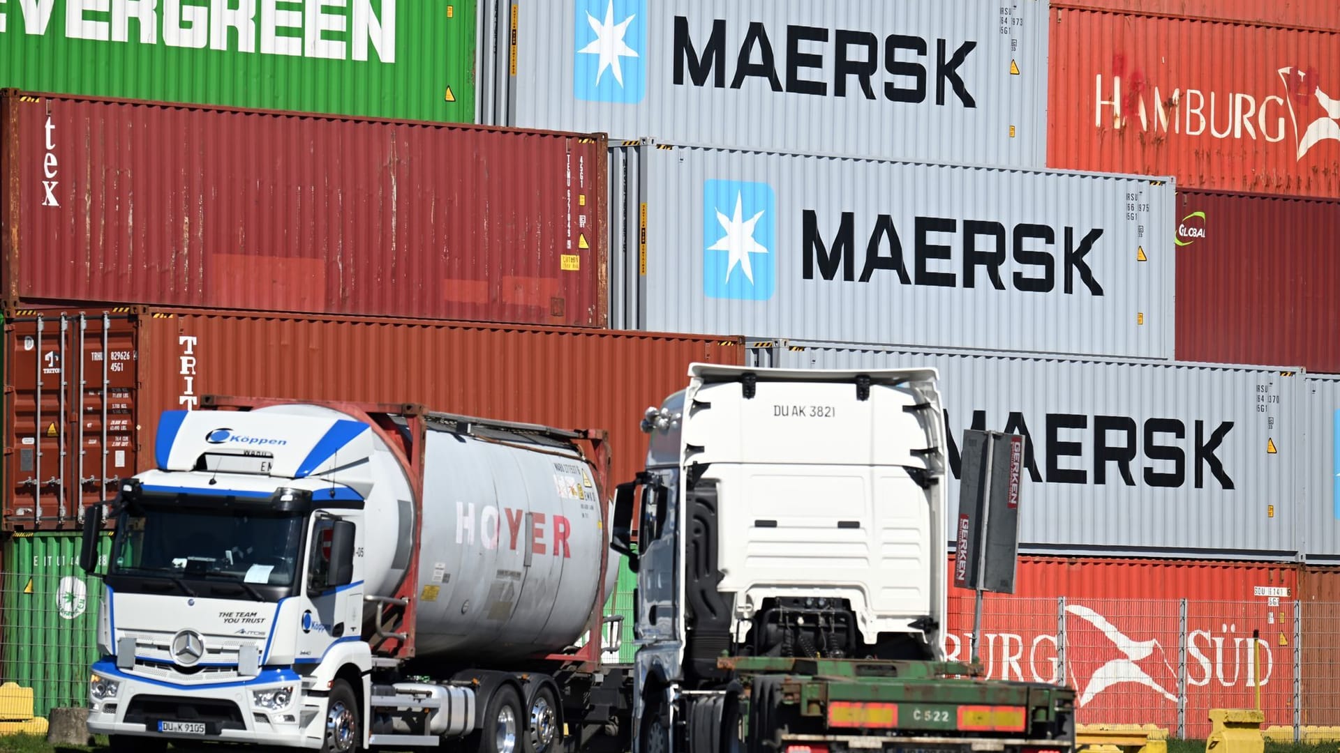Container stapeln sich im Duisburger Hafen