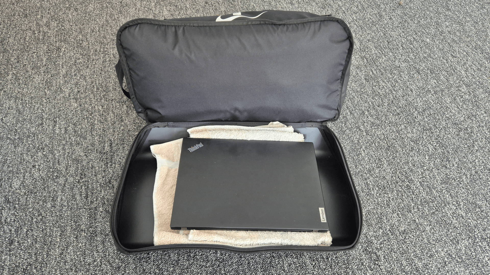 Im unteren Fach lagere ich auf dem Weg zur Arbeit Handtuch und Laptop. Vom Sport zurück nach Hause nur den Laptop. In beiden Situationen sitzt der Laptop sicher.