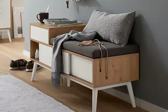 Diese schicke Sitzbank mit Schuhschrank gibt es aktuell bei Tchibo.