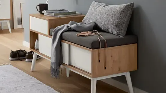 Diese schicke Sitzbank mit Schuhschrank gibt es aktuell bei Tchibo.