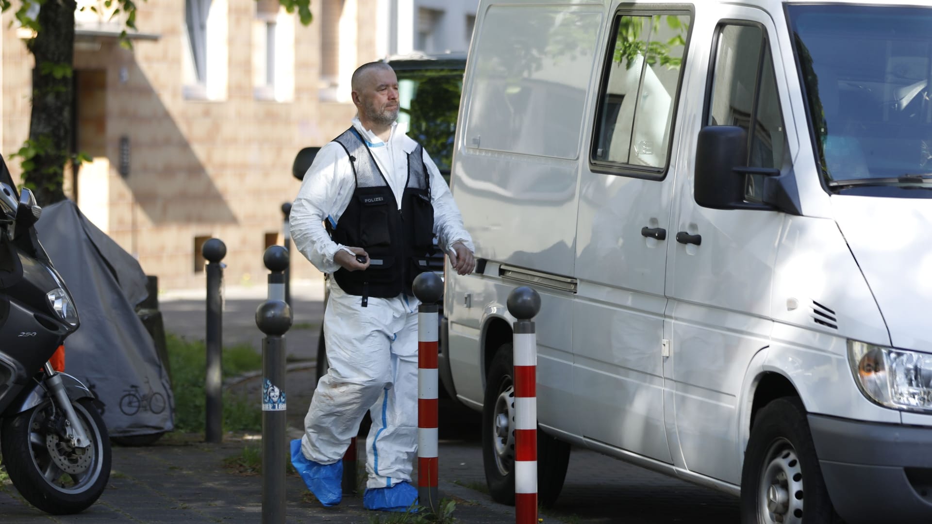 Die Spurensicherung der Polizei: Die Arbeiten am Tatort gehen am Vormittag weiter.