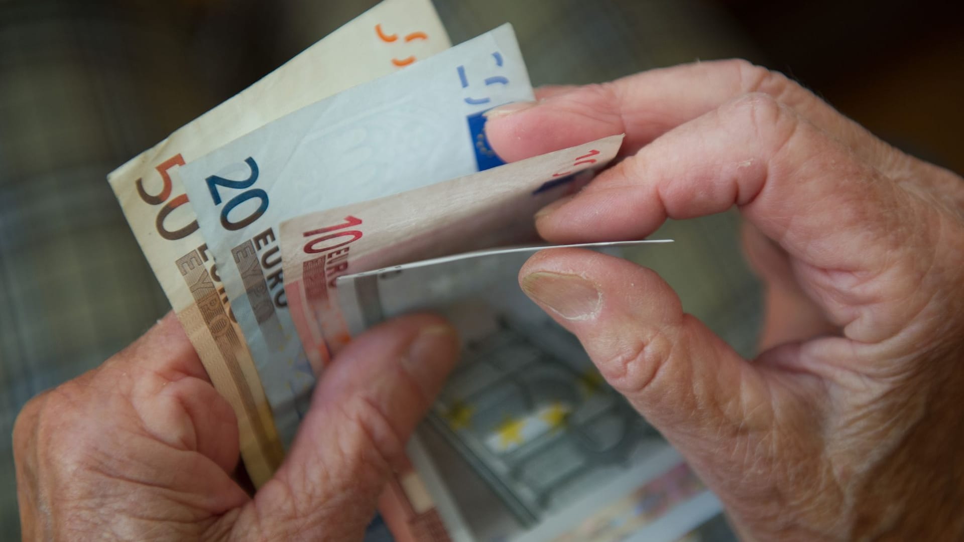 Rentner zählt Geldscheine Rentner zählt Geldscheine