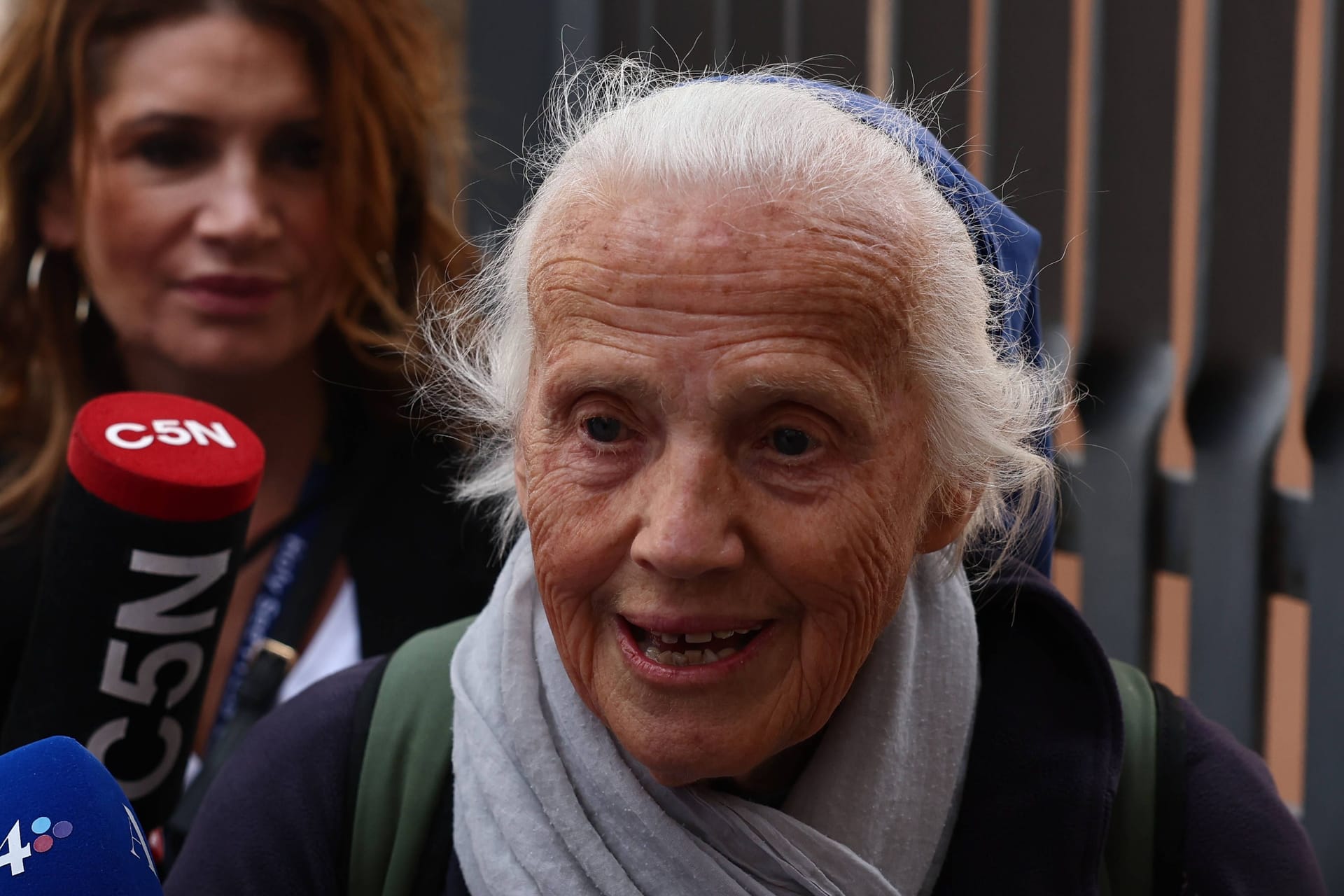 Genevieve Jeanningros spricht zu Reportern am Tag vor der Beerdigung von Papst Franziskus.