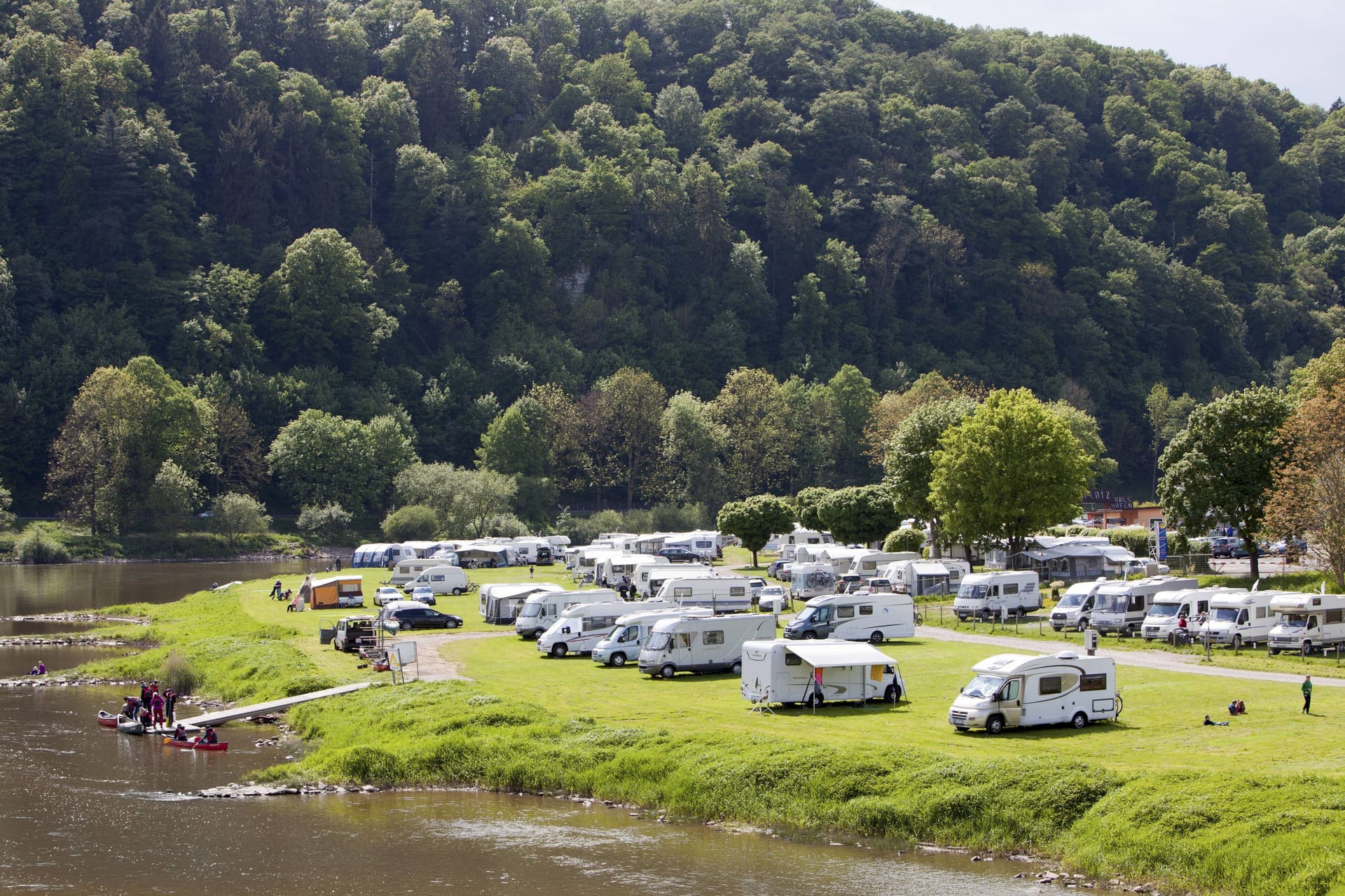 Stellplatz direkt am Wasser: Der Campingplatz in Bad Karlshafen im Wesertal.