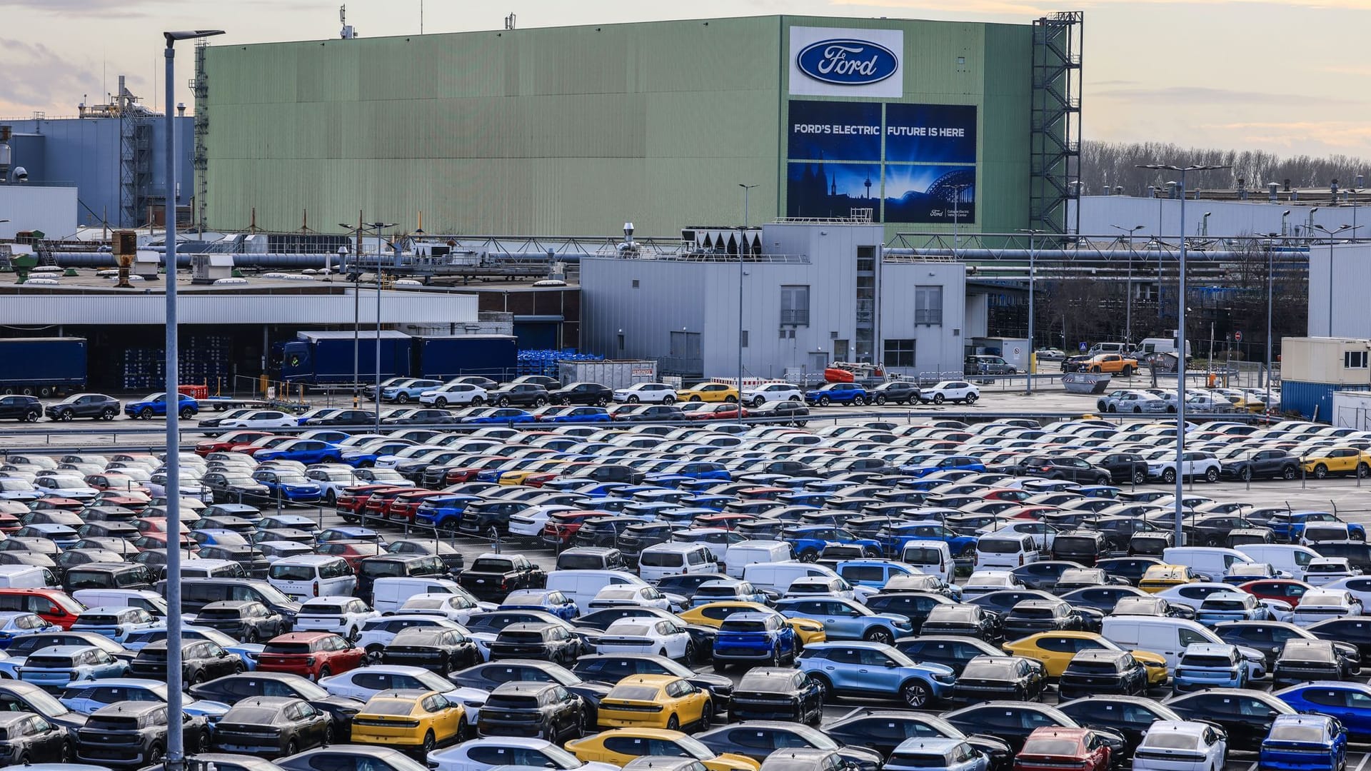 Neuwagen vor Ford Werkin Köln