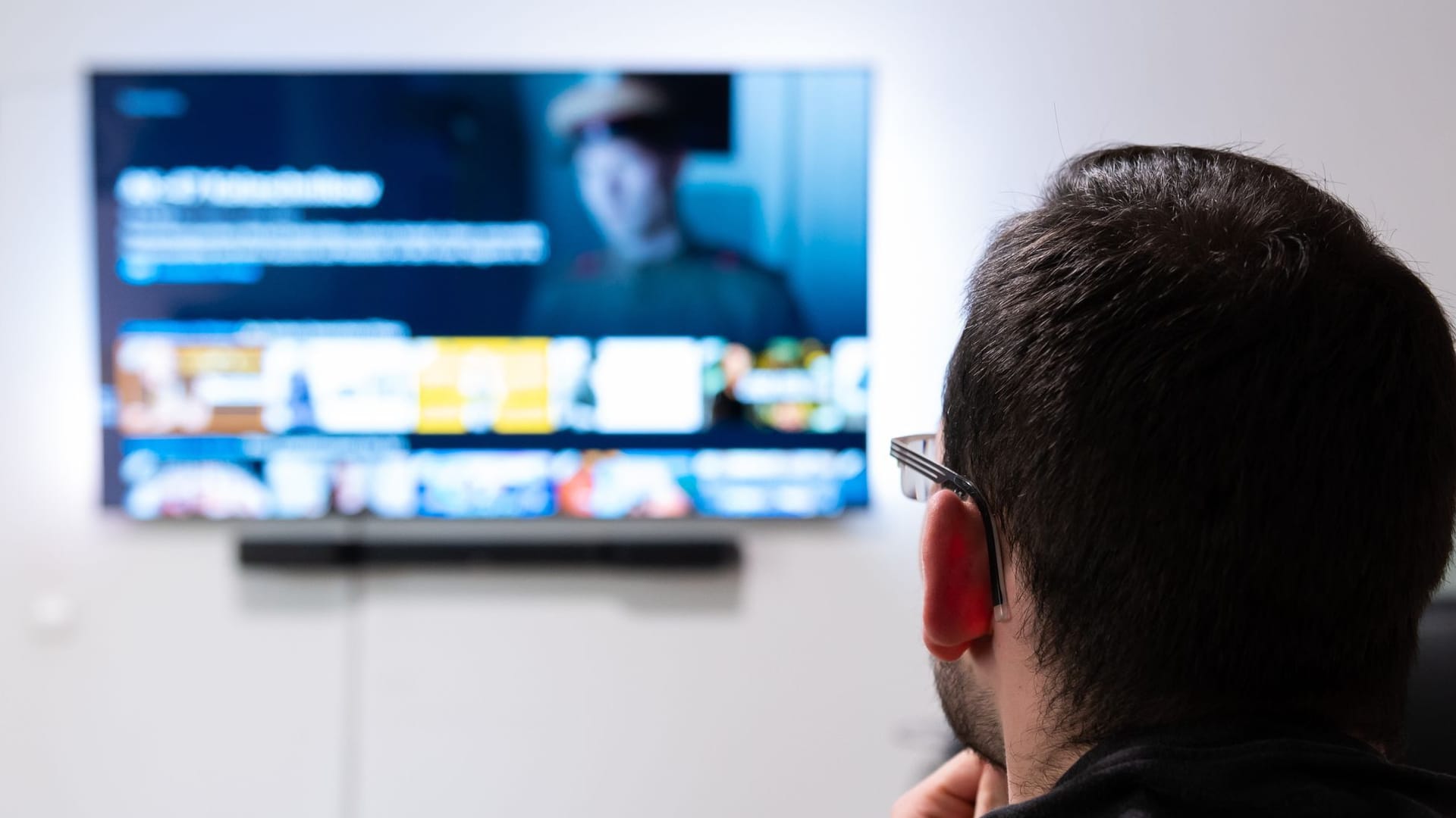 Mann schaut auf seinem Fernseher Amazon Prime Video Mann schaut auf seinem Fernseher Amazon Prime Video