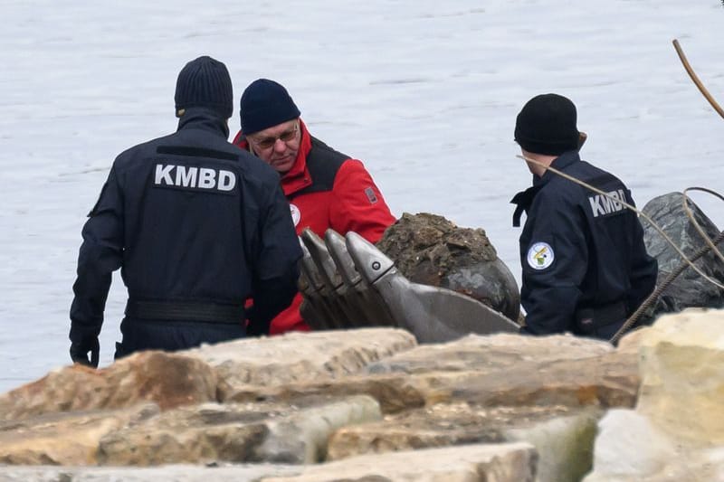 Mitarbeiter der Kampfmittelbeseitigung (KMBD) betrachten eine Bombe in der Schaufel eines Baggers, die auf dem Abrissfeld der teileingestürzten Carolabrücke entdeckt wurde (Archivbild):