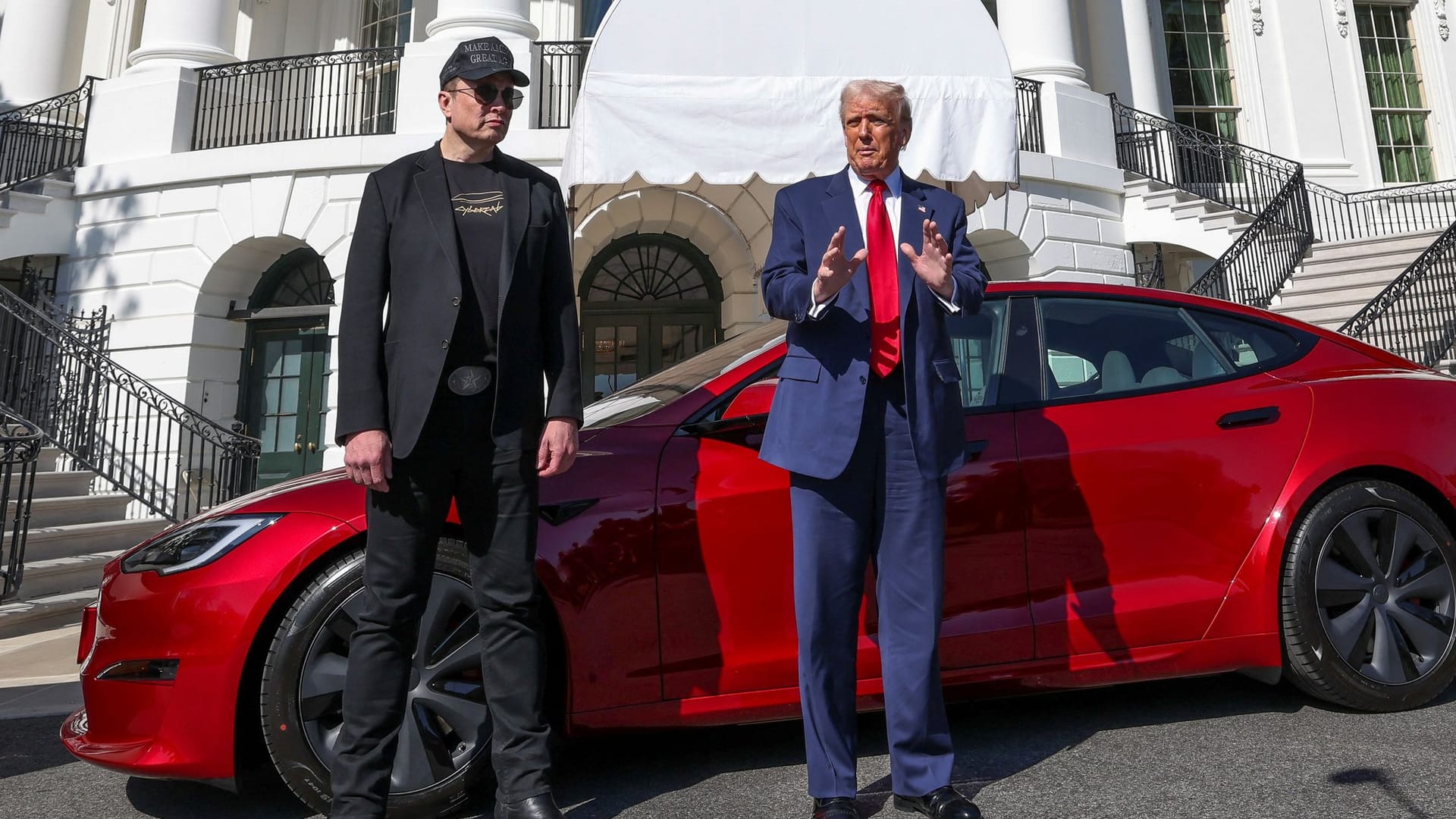 US-Präsident Donald Trump und Tesla-Chef Elon Musk vor dem Weißen Haus: gescheiterte Verkaufsstrategie.