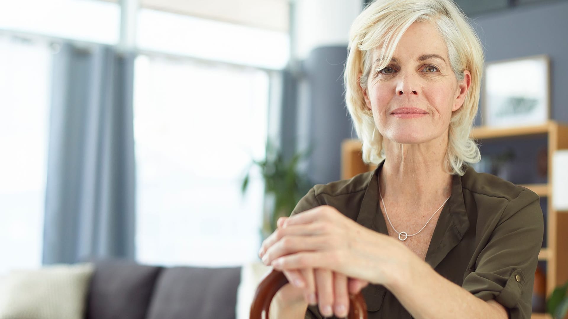 Frau mit Gehstock (Symbolbild): Wer aus gesundheitlichen Gründen nicht mehr voll arbeiten kann, erhält unter Umständen Erwerbsminderungsrente.
