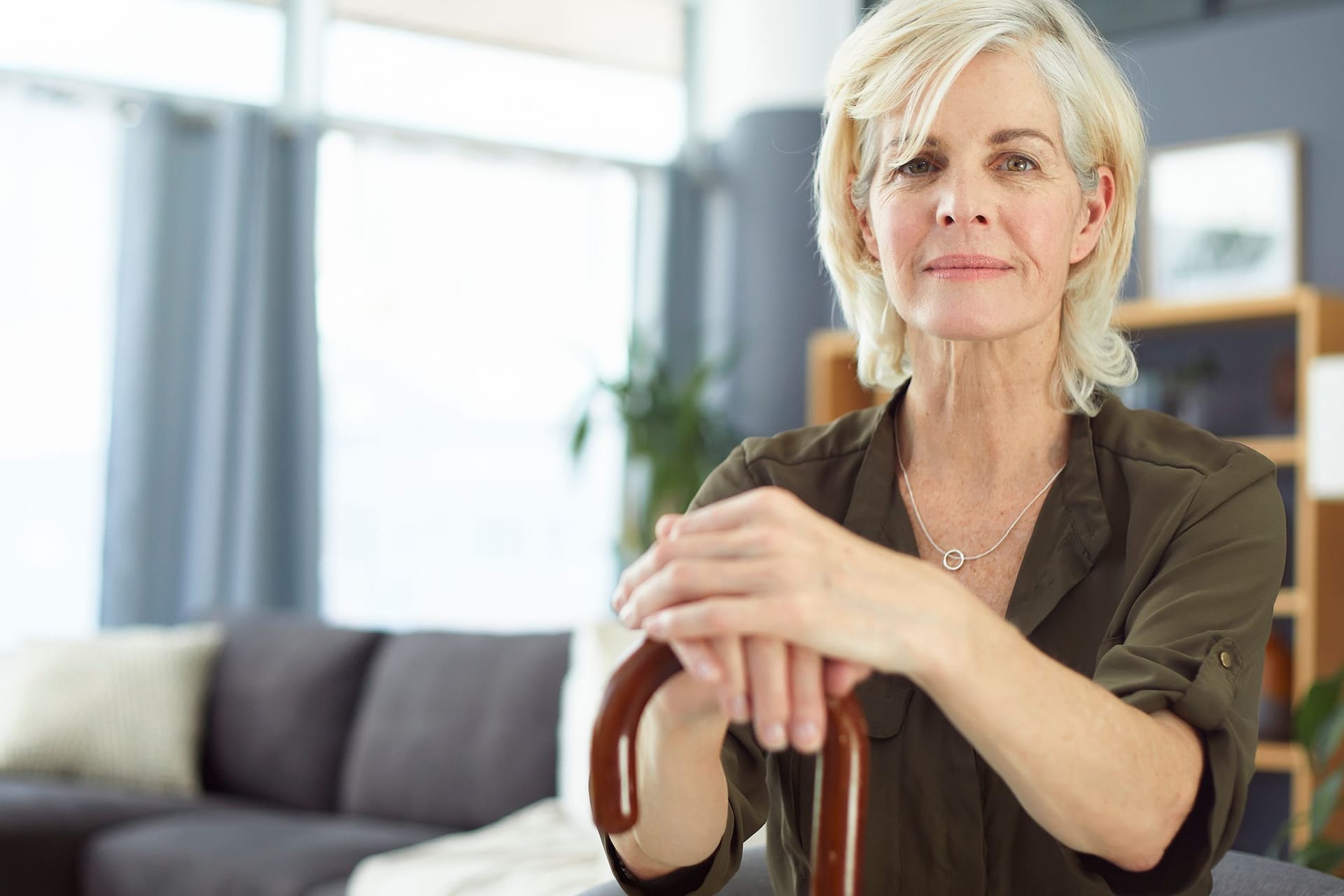 Frau mit Gehstock (Symbolbild): Wer aus gesundheitlichen Gründen nicht mehr voll arbeiten kann, erhält unter Umständen Erwerbsminderungsrente.