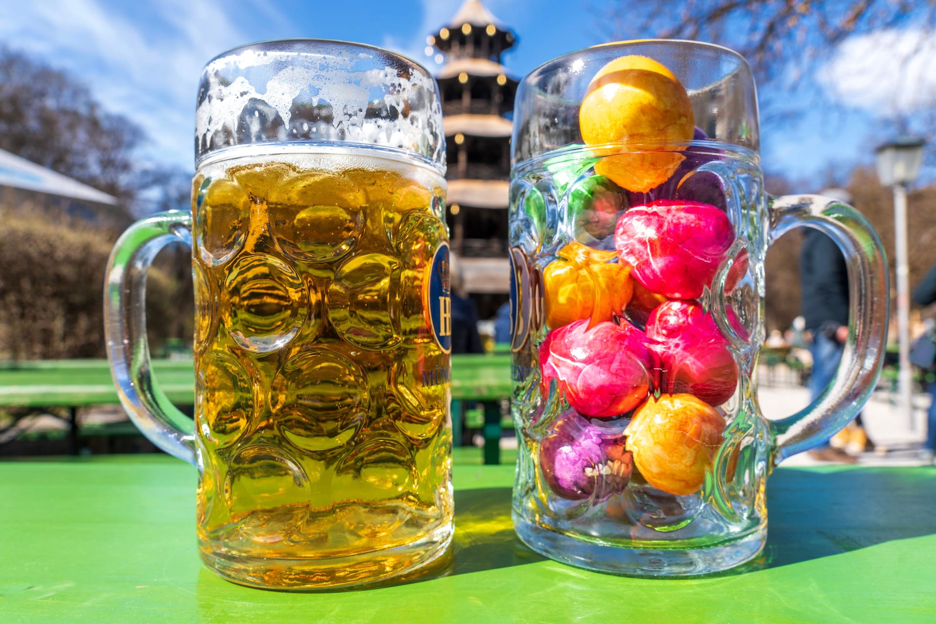 Ostereier in einem Maßkrug im Biergarten am Chinesischen Turm (Archivbild): Maximal 23 Grad werden am Sonntag erwartet.