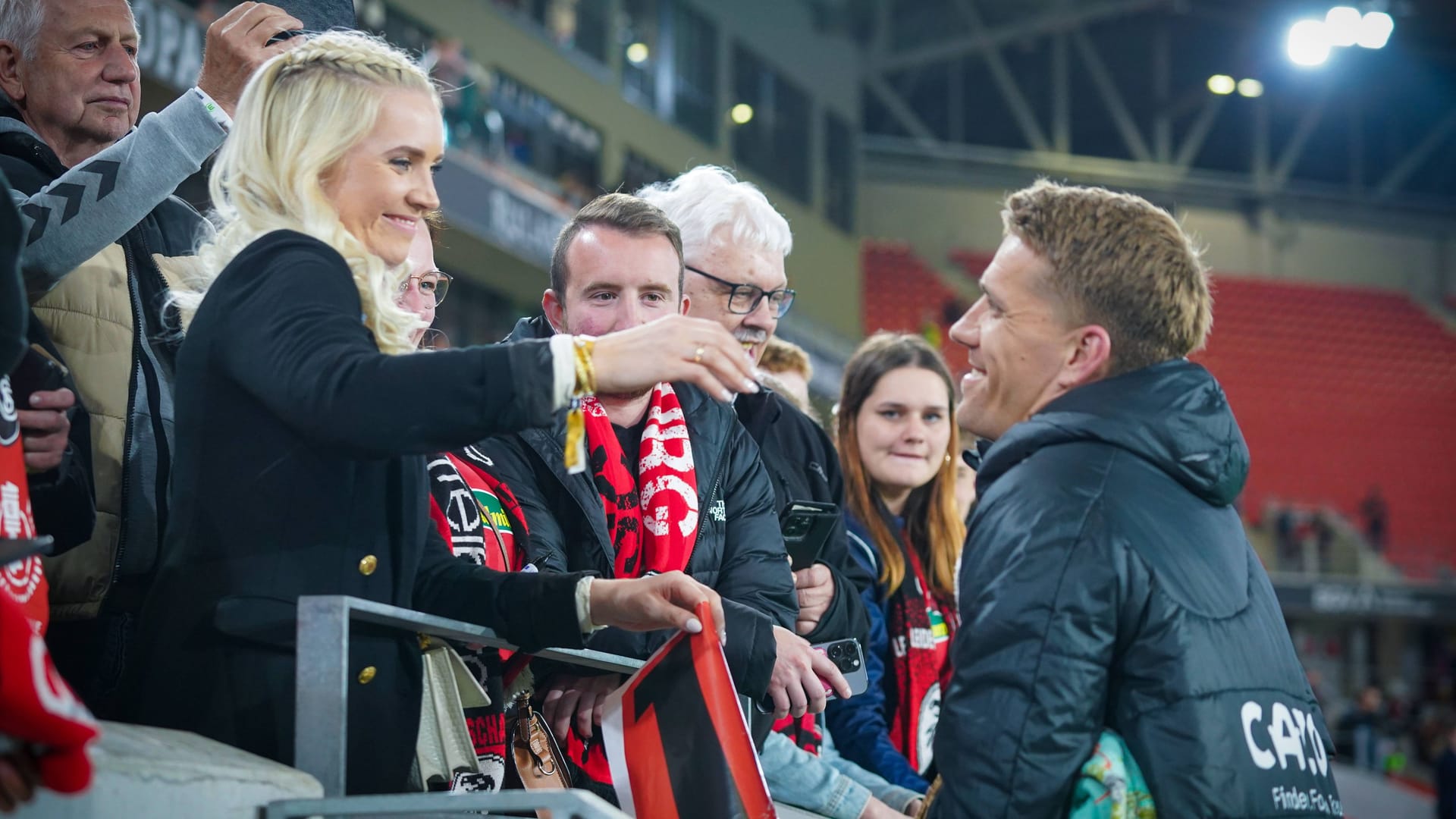 Carla und Nils Petersen: Das Paar ist noch immer regelmäßig beim SC Freiburg im Stadion.