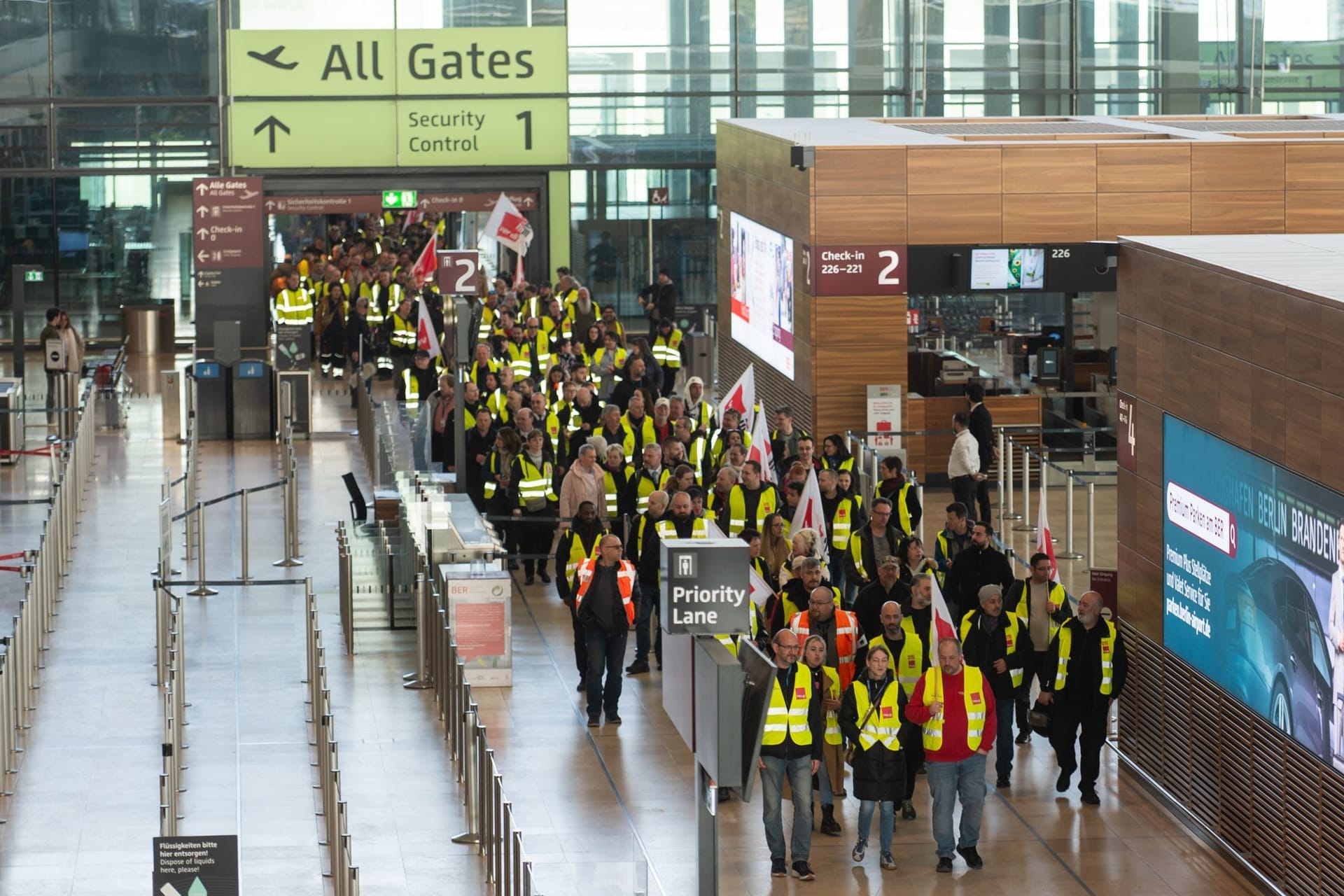 Verdi-Warnstreik an Flughafen Berlin Brandenburg BER im März. Verdi-Warnstreik an Flughafen Berlin Brandenburg BER im März.