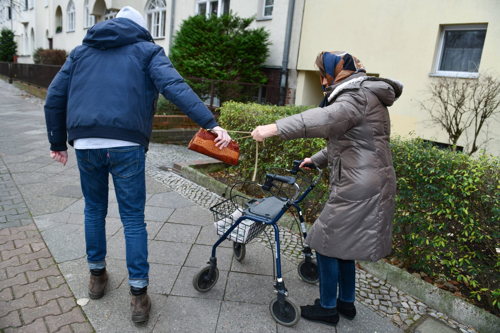 Dieb will Handtasche von Seniorin klauen (Symbolbild): Beide Frauen kamen am Dienstag ins Krankenhaus.