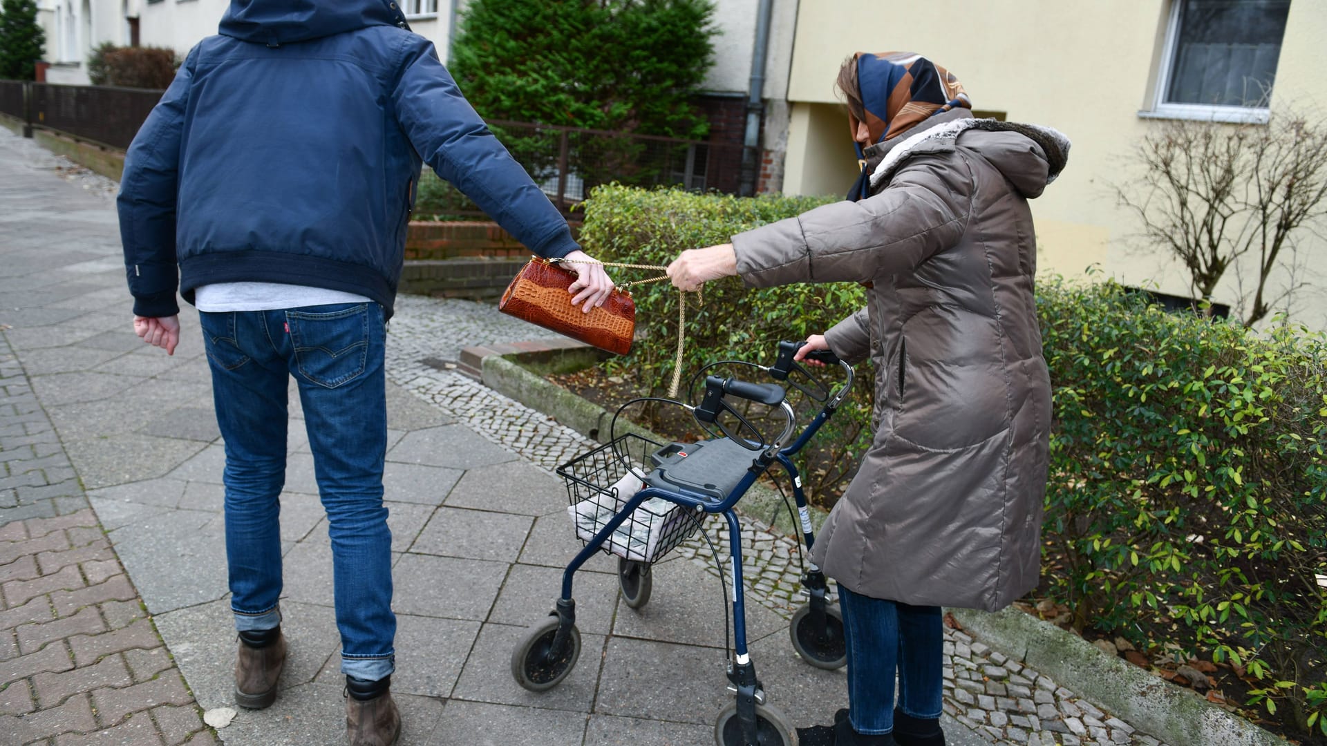Dieb will Handtasche von Seniorin klauen (Symbolbild): Beide Frauen kamen am Dienstag ins Krankenhaus.