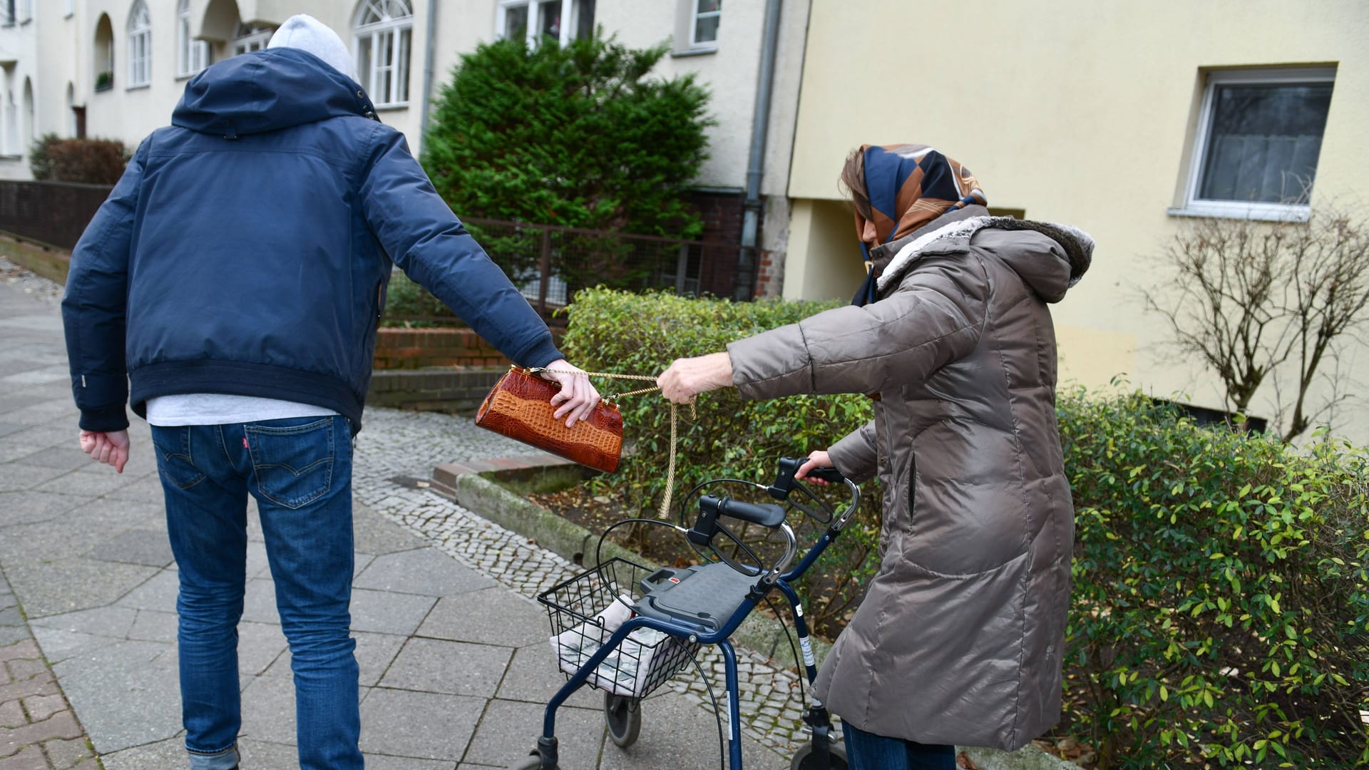 Dieb will Handtasche von Seniorin klauen (Symbolbild): Beide Frauen kamen am Dienstag ins Krankenhaus.
