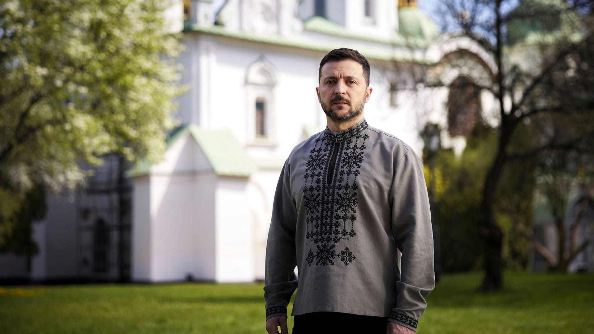 Ukrainischer Präsident Selenskyj in traditionellem Hemd