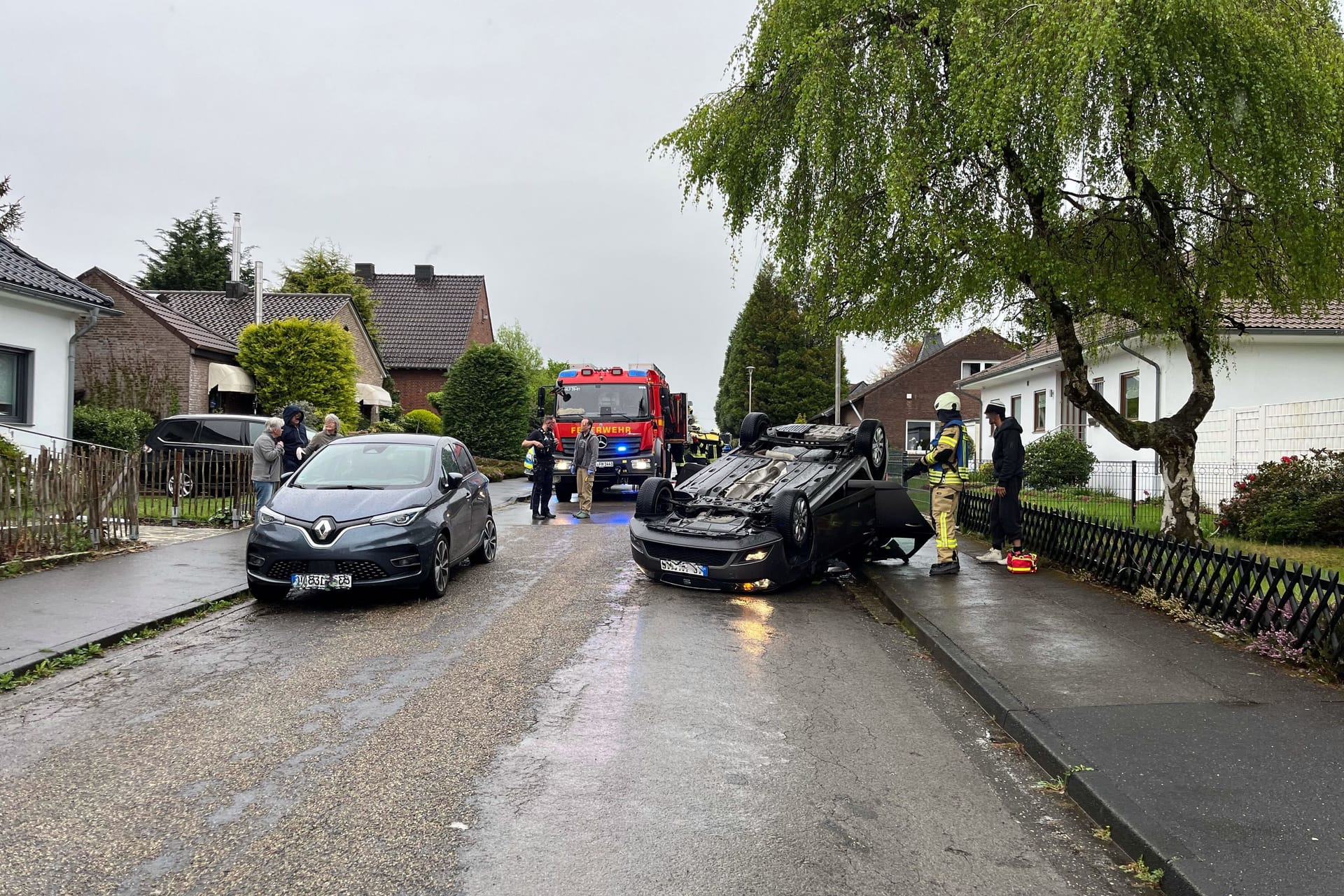 Unfall in Herzogenrath: Ein Auto landete auf dem Dach.